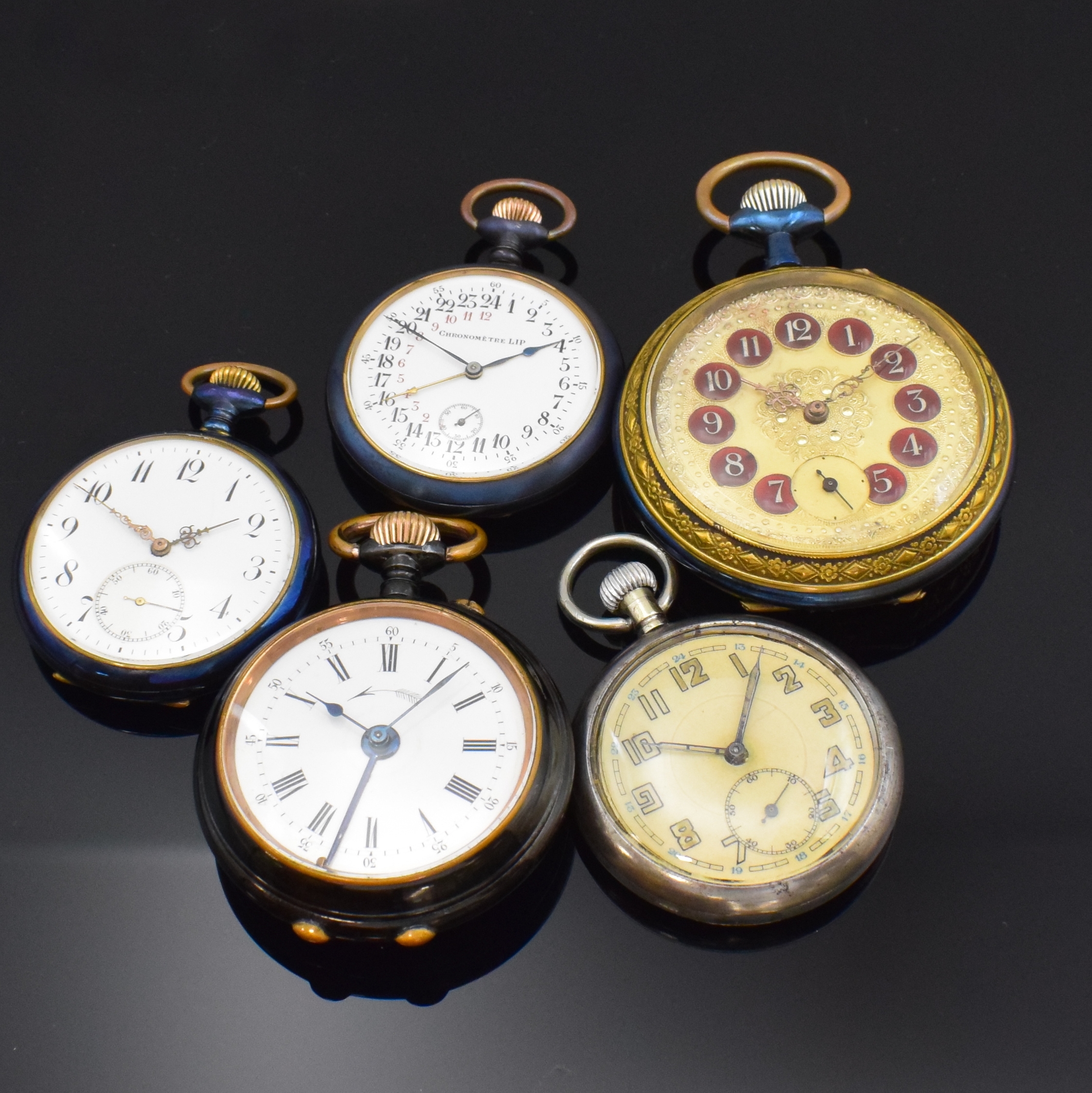 Konvolut: 5 Metall-Taschenuhren, Schweiz / Frankreich um 1900 / 1940, 4 x Eisengehäuse, davon eine Chronometre LIP mit 24-Std.- Anzeige, 1 x mit ...