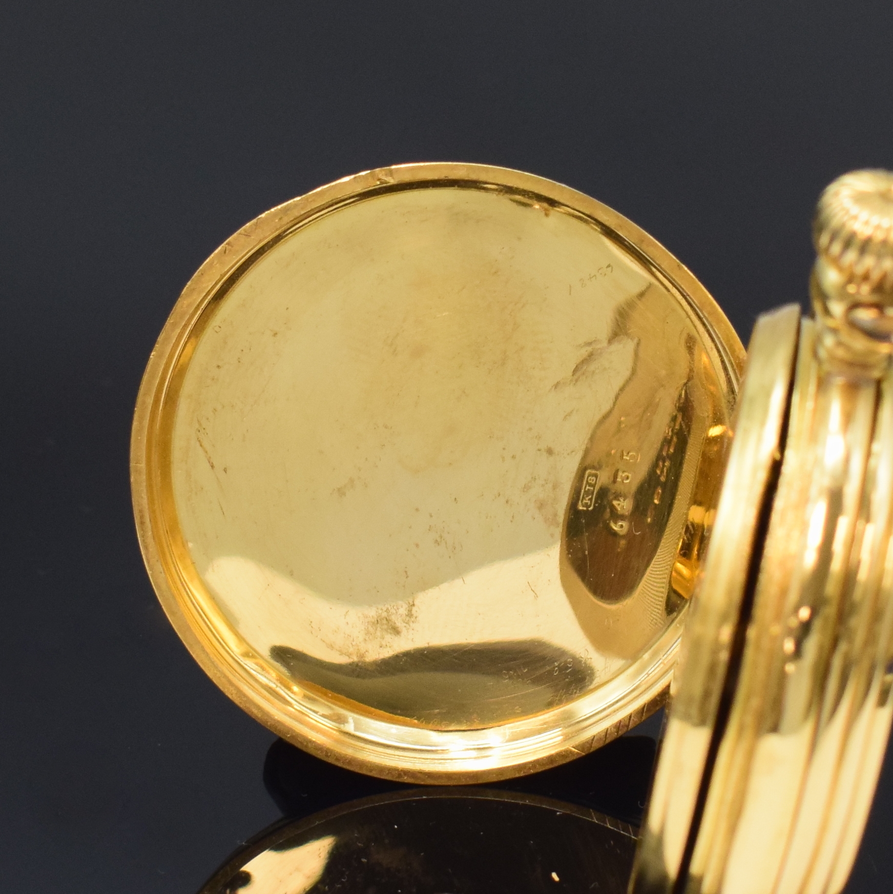 Detail d: Savonette Herrentaschenuhr in GG 750/000, Schweiz um 1880, guill., gestuftes 3-Deckel Goldgeh. dell., Emailzifferbl. m. röm. Zahlen, Zeiger später, ...