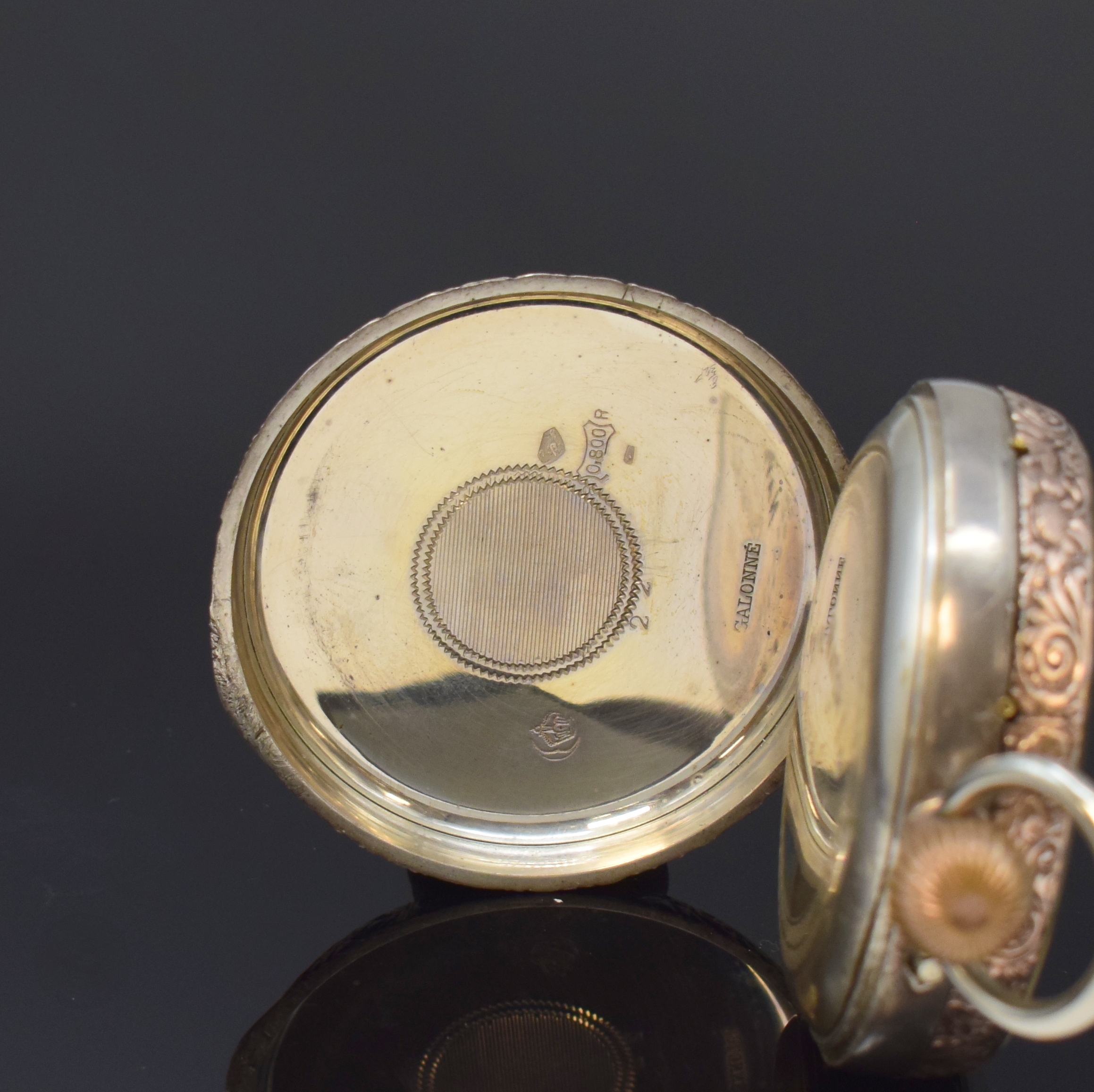 Detail b: NAVAL Watch Co. Chaux de Fonds offene Kalendertaschenuhr mit Mondphase, Schweiz um 1890, guill. und graviertes Silbergeh. m. verg. Rändern, 2-teil. ...
