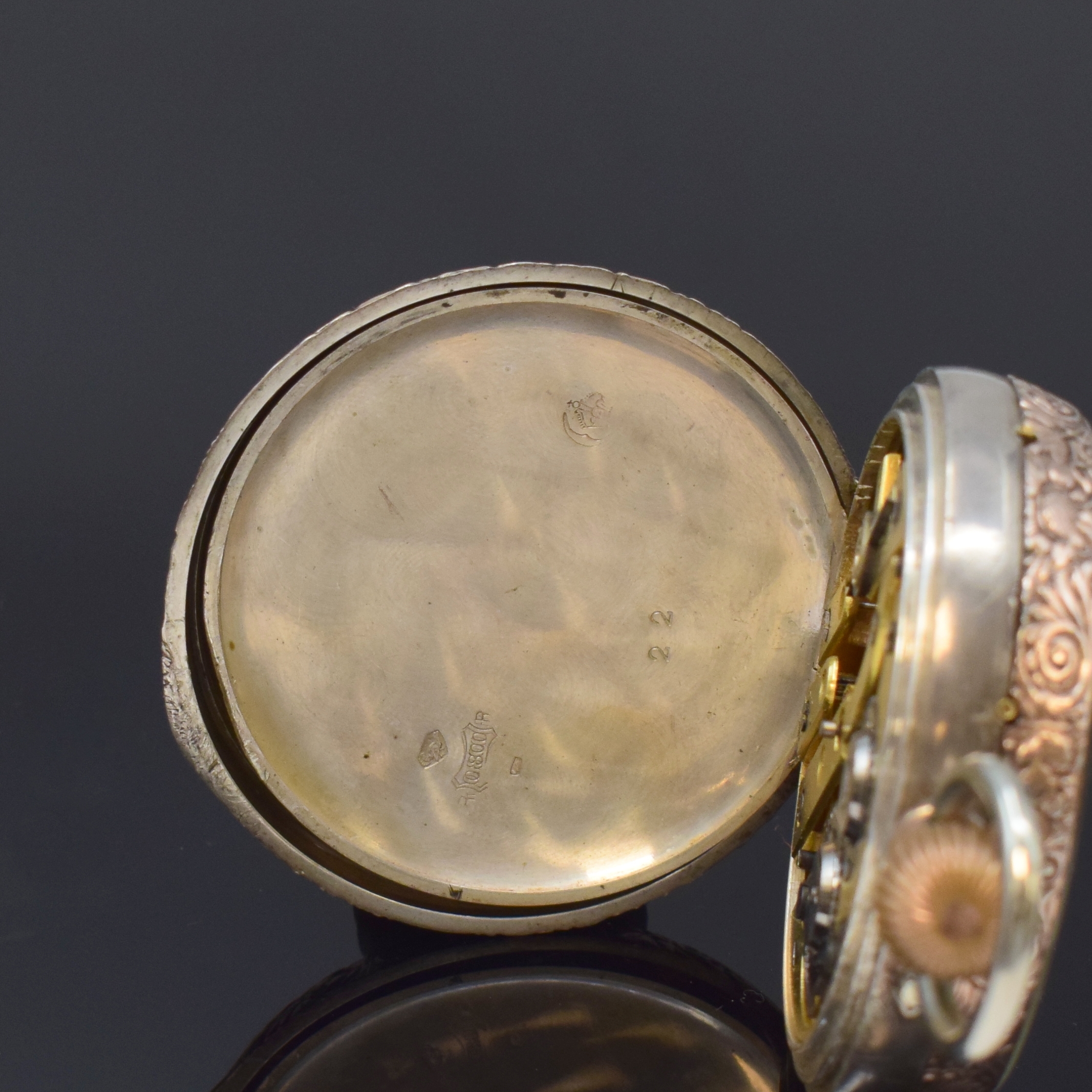 Detail d: NAVAL Watch Co. Chaux de Fonds offene Kalendertaschenuhr mit Mondphase, Schweiz um 1890, guill. und graviertes Silbergeh. m. verg. Rändern, 2-teil. ...