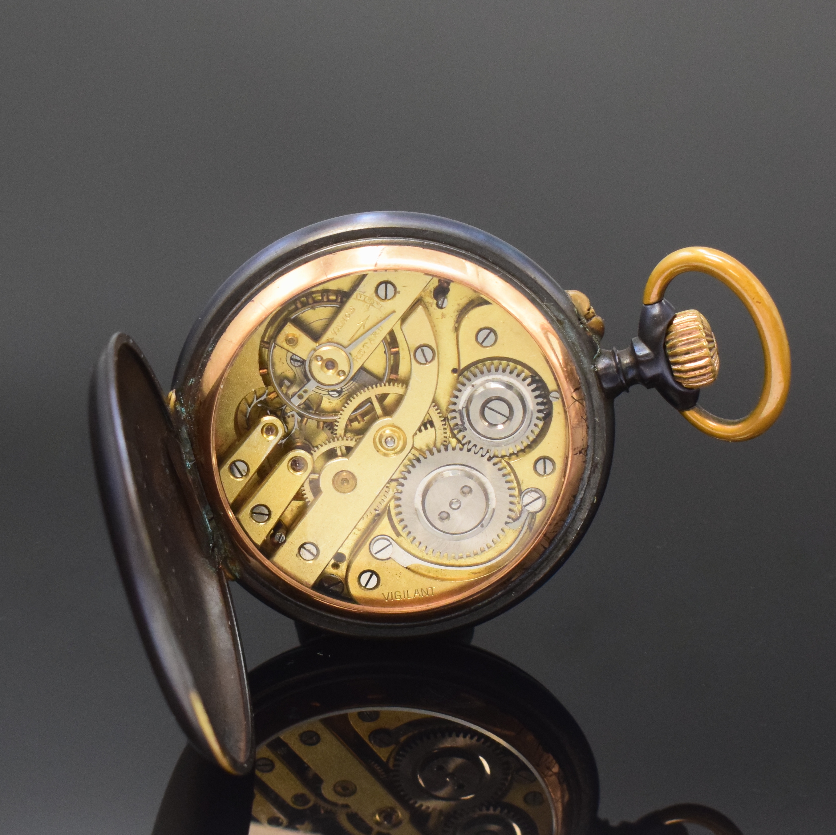 Detail c: Offene Weltzeittaschenuhr, Schweiz um 1900, brüniertes Eisengehäuse nachtr. gebl., Emailzifferbl. m. Anz. v. 6 Zeitzonen einstellbar über ...