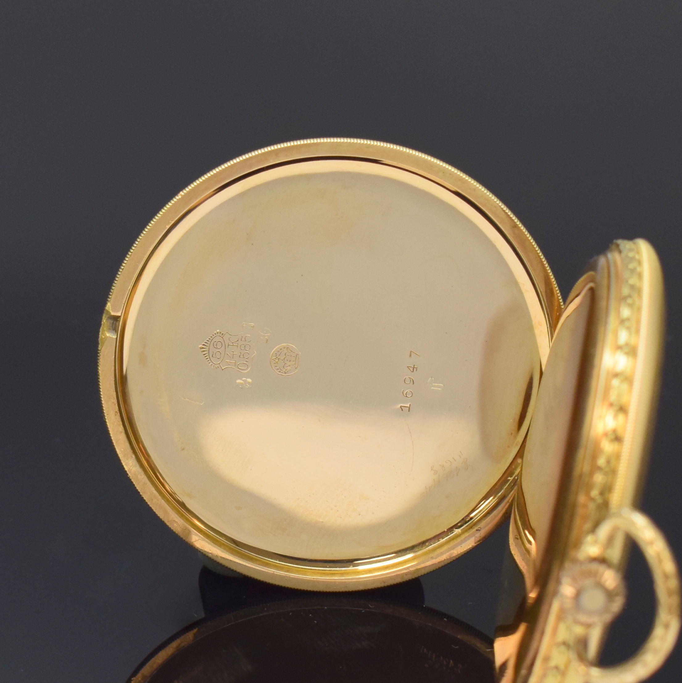 Detail d: RECORD WATCH Co. Savonette in GG 585/000, Schweiz um 1925, guill. 2 Deckel Goldgeh., gold. Zifferbl. pat., Zeiger später, vers. Werk m. Genfer ...