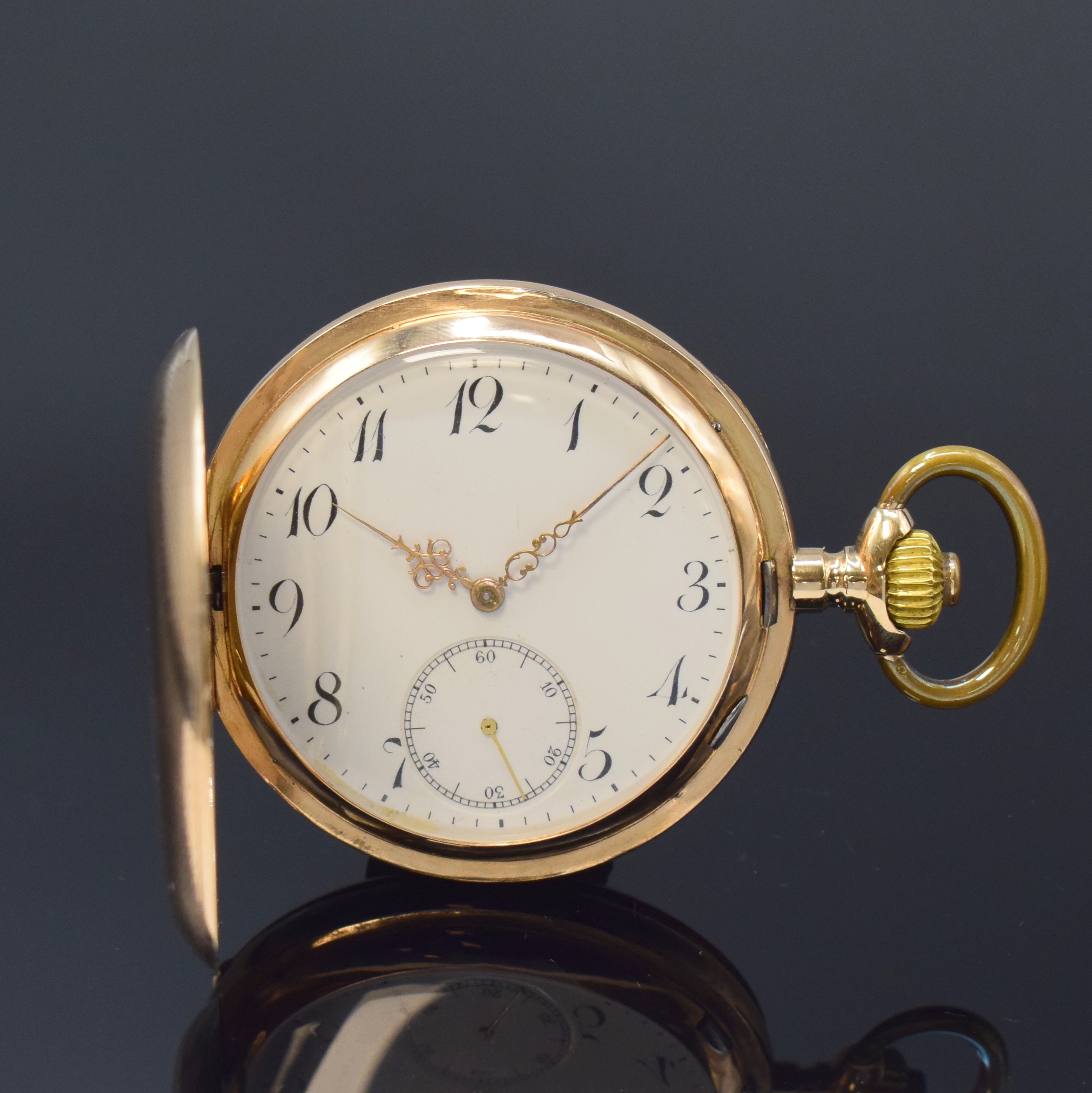 Savonette Herrentaschenuhr in RoseG 585/000, Schweiz um 1910, guill. 2-Deckel Goldgeh. dell., Sprungdeckel m. Schmuckmonogramm, Emailzifferbl. m. ...