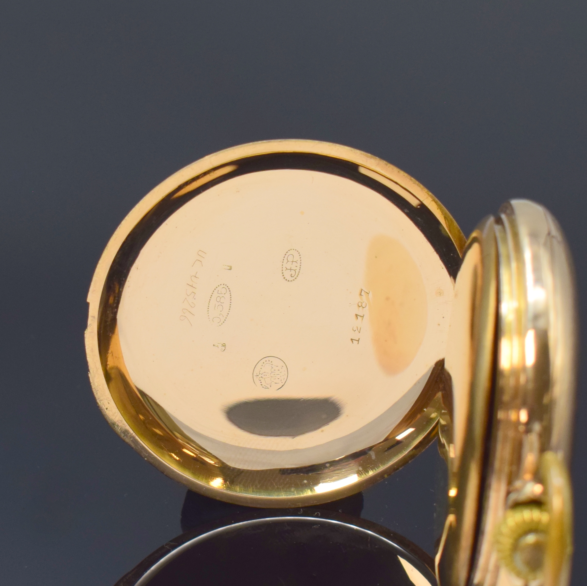 Detail d: Savonette Herrentaschenuhr in RoseG 585/000, Schweiz um 1910, guill. 2-Deckel Goldgeh. dell., Sprungdeckel m. Schmuckmonogramm, Emailzifferbl. m. ...