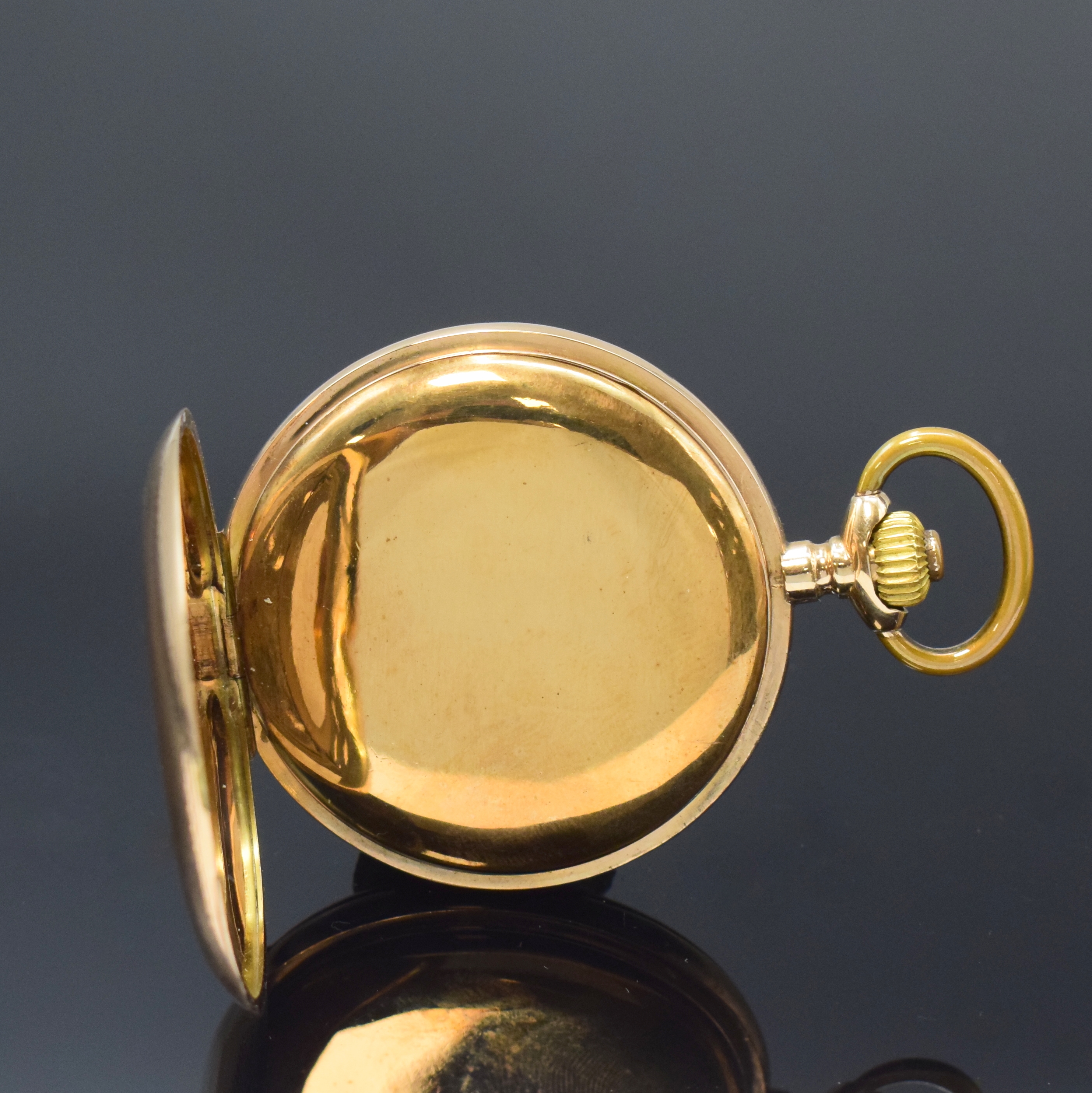 Detail e: Savonette Herrentaschenuhr in RoseG 585/000, Schweiz um 1910, guill. 2-Deckel Goldgeh. dell., Sprungdeckel m. Schmuckmonogramm, Emailzifferbl. m. ...