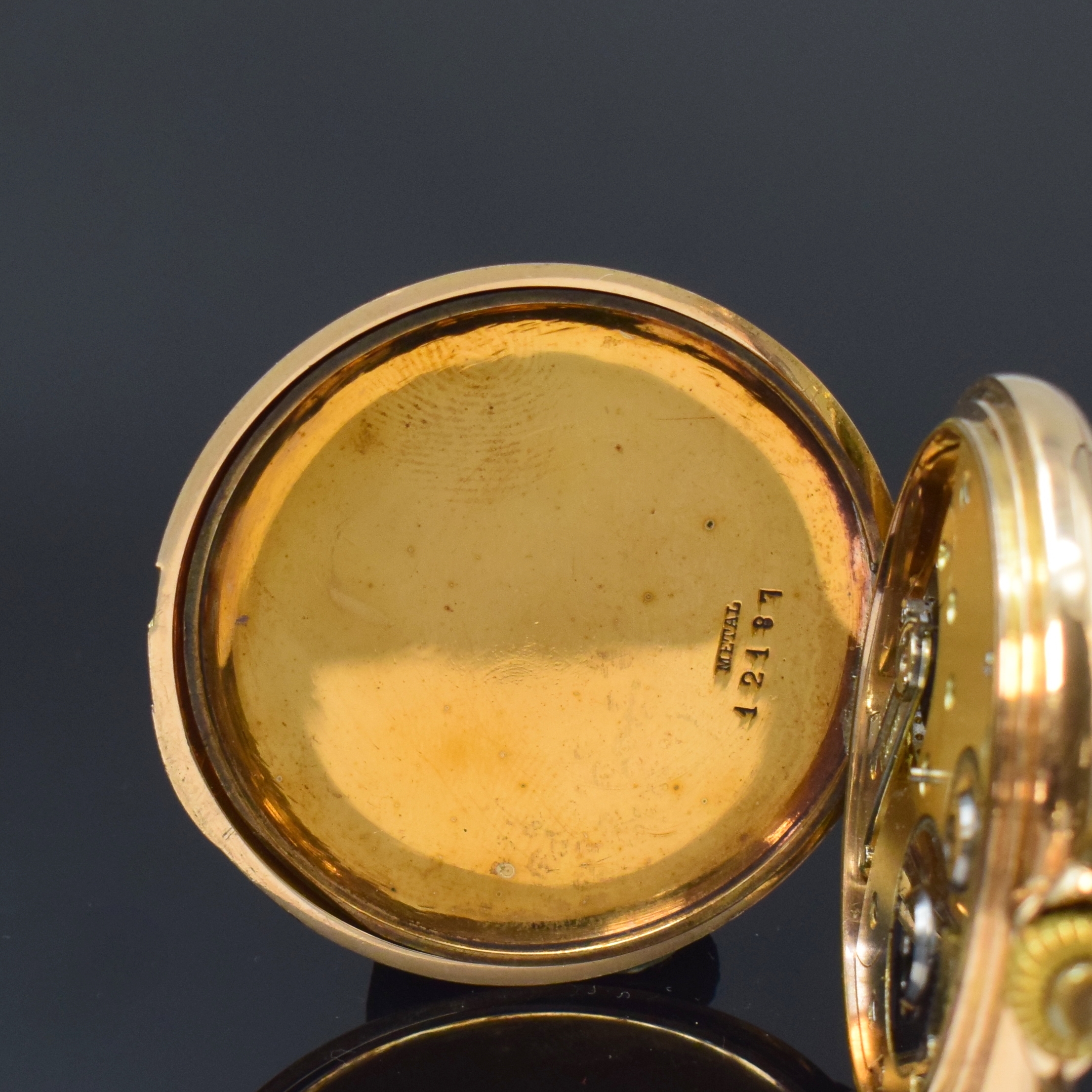 Detail f: Savonette Herrentaschenuhr in RoseG 585/000, Schweiz um 1910, guill. 2-Deckel Goldgeh. dell., Sprungdeckel m. Schmuckmonogramm, Emailzifferbl. m. ...
