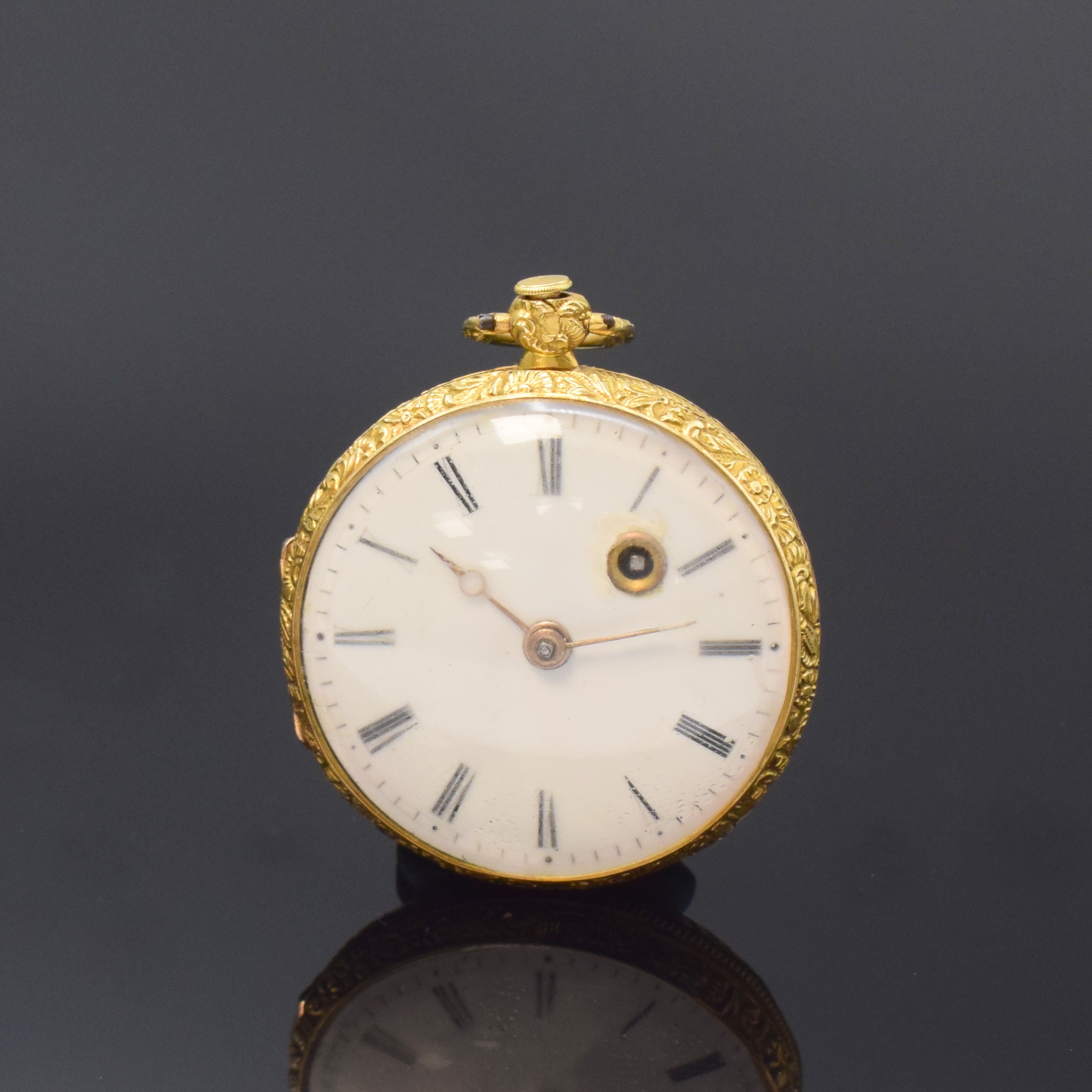 Spindeltaschenuhr in GG 750/000, Schweiz um 1840, Ränder wie Pendant u. Bügel relief., Blütendekor, Geh. dell., Emailbl. im Aufzugbereich ...