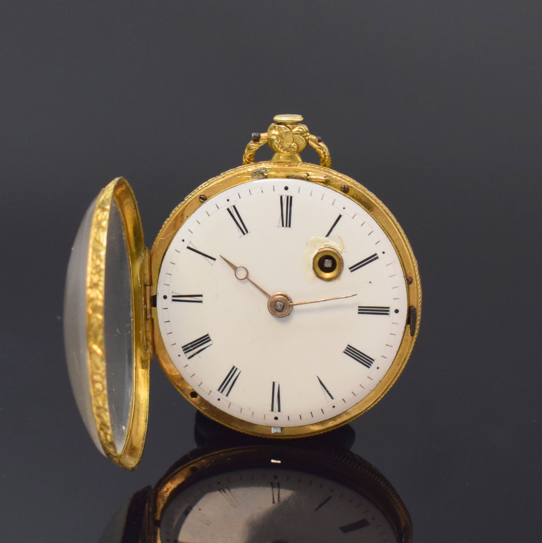 Detail b: Spindeltaschenuhr in GG 750/000, Schweiz um 1840, Ränder wie Pendant u. Bügel relief., Blütendekor, Geh. dell., Emailbl. im Aufzugbereich ...
