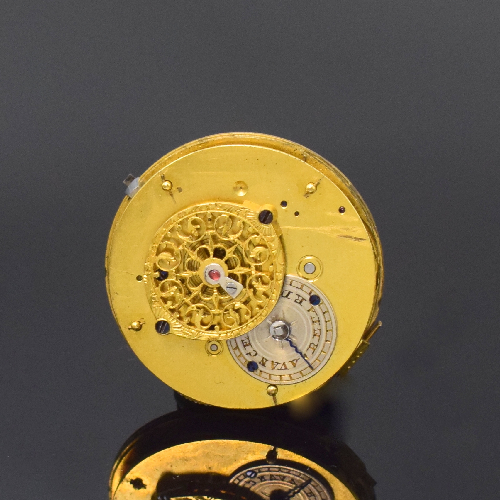 Detail d: Spindeltaschenuhr in GG 750/000, Schweiz um 1840, Ränder wie Pendant u. Bügel relief., Blütendekor, Geh. dell., Emailbl. im Aufzugbereich ...