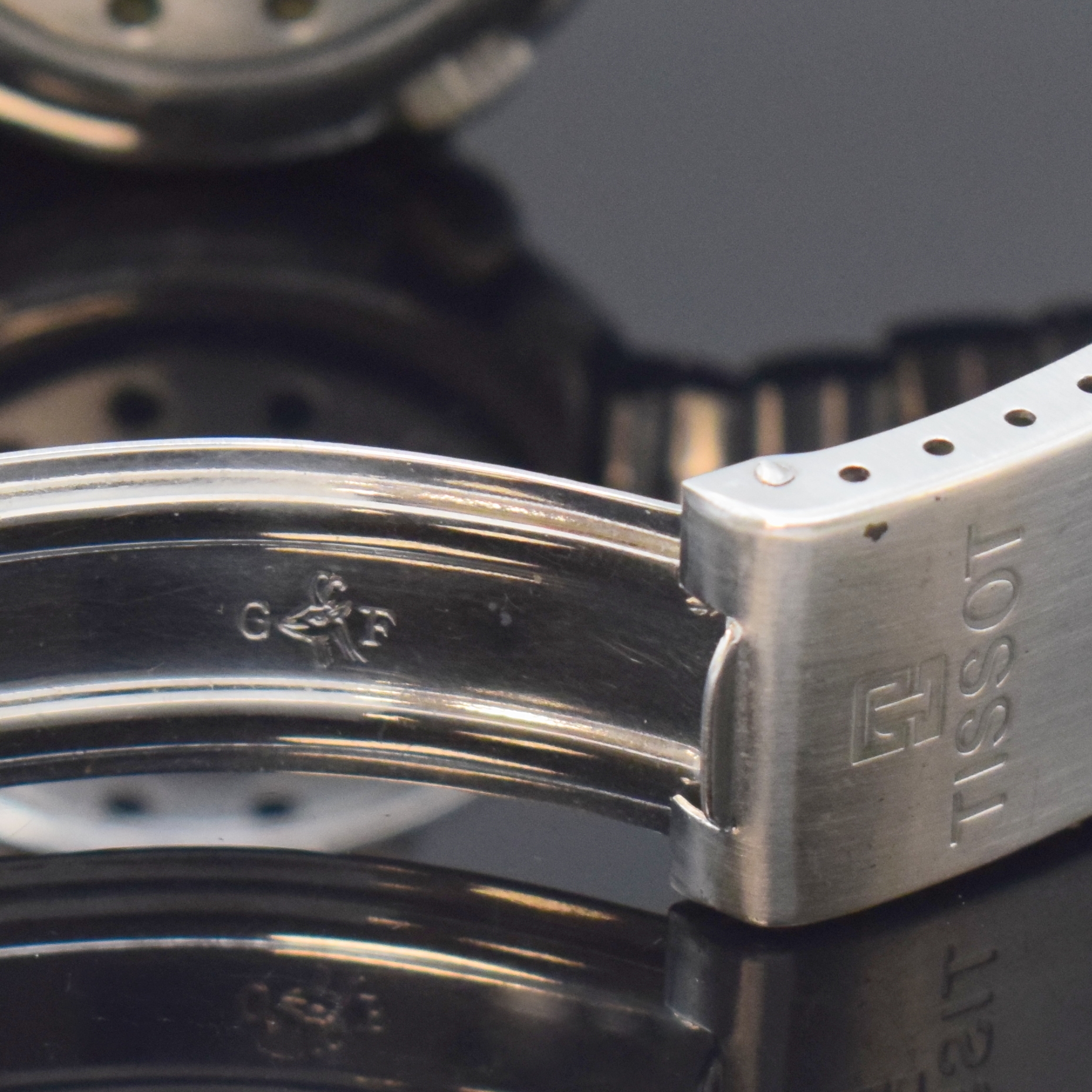 Detail e: TISSOT Sonorous T12 Herrenarmbanduhr in Stahl mit Wecker, Schweiz um 1970, Handaufzug, Boden aufgedr., Gay Freres Gliederband m. Faltschl., drehb. ...