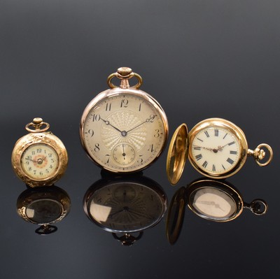 Image 26790955 - Set of 3 gold pocket watches, Switzerland around 1890/1920, crown winding, 1 x 8k pink gold open face pocket watch, silvered dial engine-turned, gold-plated lever movement, diameter approx. 46 mm, weight approx. 50g, 1 x unusual art nouveau 14k yellow gold enamel- ladies hunting cased pocket watch, ray- engine-turned 3-cover gold case on both sides polychrom enameled Peacock faulty, enamel dial with Roman numerals, gold-plated cylinder movement, diameter approx. 32 mm, weight approx. 24g, 1 x open case 14k pink gold ladies pocket watch, rich engraved case dent/faulty, enamel dial, gold-plated cylinder movement, diameter approx. 28 mm, weight approx. 19g, condition 3 - 4, property of a collector
