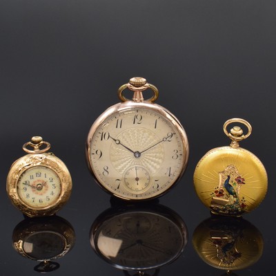 26790955a - Set of 3 gold pocket watches, Switzerland around 1890/1920, crown winding, 1 x 8k pink gold open face pocket watch, silvered dial engine-turned, gold-plated lever movement, diameter approx. 46 mm, weight approx. 50g, 1 x unusual art nouveau 14k yellow gold enamel- ladies hunting cased pocket watch, ray- engine-turned 3-cover gold case on both sides polychrom enameled Peacock faulty, enamel dial with Roman numerals, gold-plated cylinder movement, diameter approx. 32 mm, weight approx. 24g, 1 x open case 14k pink gold ladies pocket watch, rich engraved case dent/faulty, enamel dial, gold-plated cylinder movement, diameter approx. 28 mm, weight approx. 19g, condition 3 - 4, property of a collector