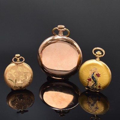 26790955b - Set of 3 gold pocket watches, Switzerland around 1890/1920, crown winding, 1 x 8k pink gold open face pocket watch, silvered dial engine-turned, gold-plated lever movement, diameter approx. 46 mm, weight approx. 50g, 1 x unusual art nouveau 14k yellow gold enamel- ladies hunting cased pocket watch, ray- engine-turned 3-cover gold case on both sides polychrom enameled Peacock faulty, enamel dial with Roman numerals, gold-plated cylinder movement, diameter approx. 32 mm, weight approx. 24g, 1 x open case 14k pink gold ladies pocket watch, rich engraved case dent/faulty, enamel dial, gold-plated cylinder movement, diameter approx. 28 mm, weight approx. 19g, condition 3 - 4, property of a collector