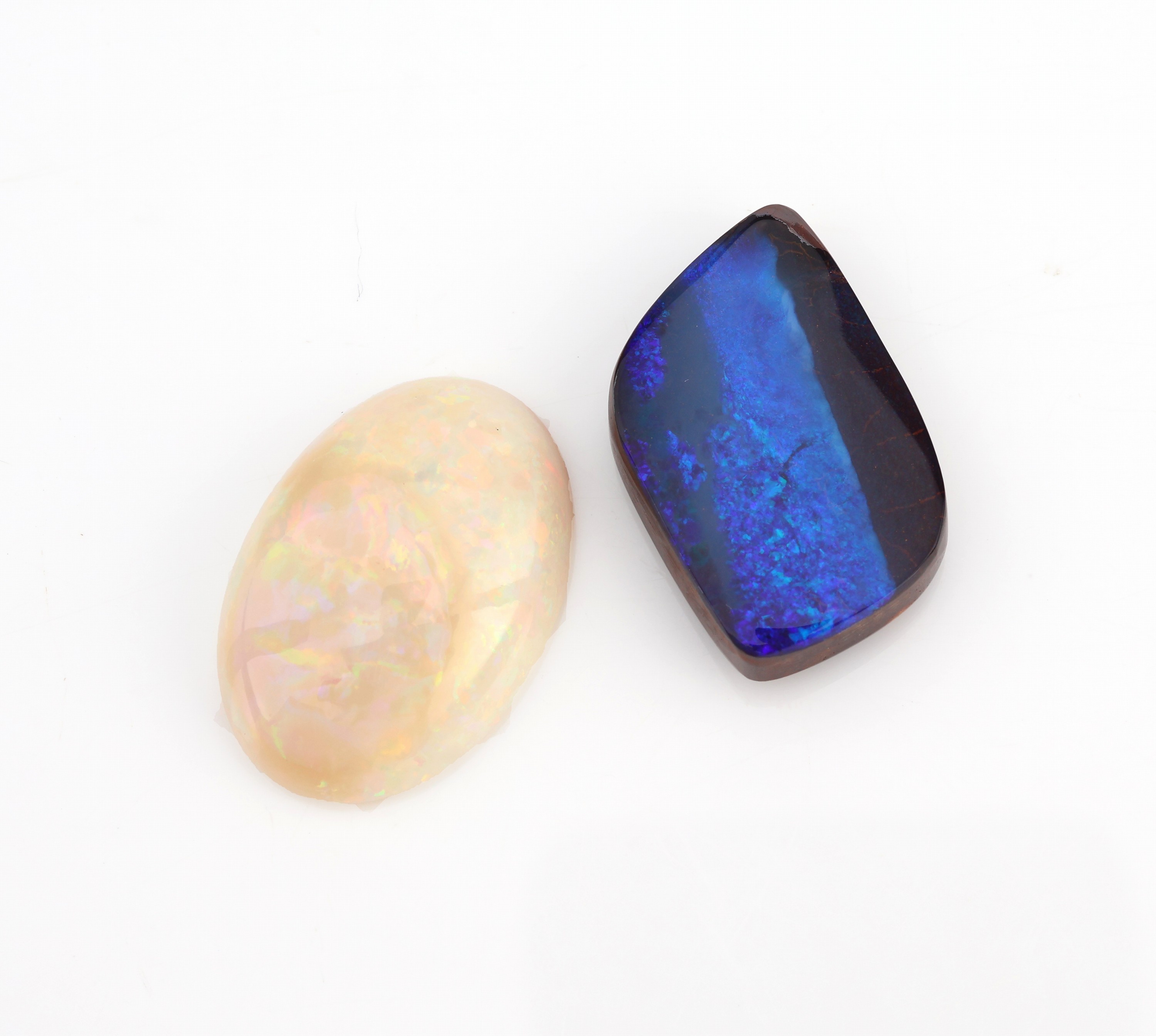 Konvolut 2 lose Opale, zus. 21.60 ct, 1 x ovaler Cabochon, 1 x blauer Boulderopal