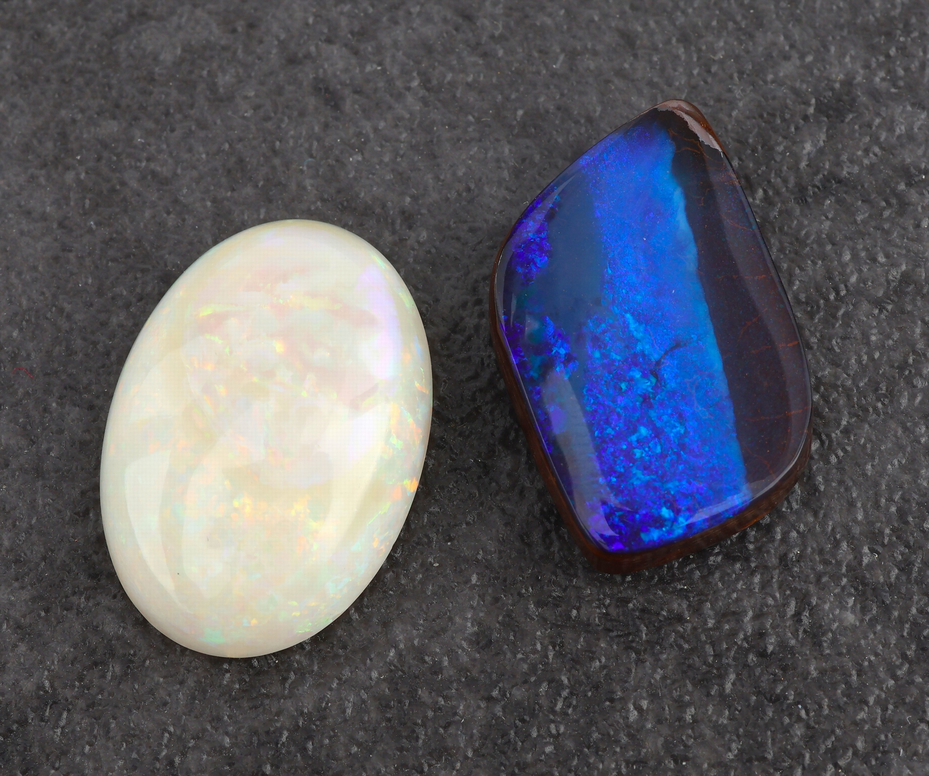 Detail a: Konvolut 2 lose Opale, zus. 21.60 ct, 1 x ovaler Cabochon, 1 x blauer Boulderopal