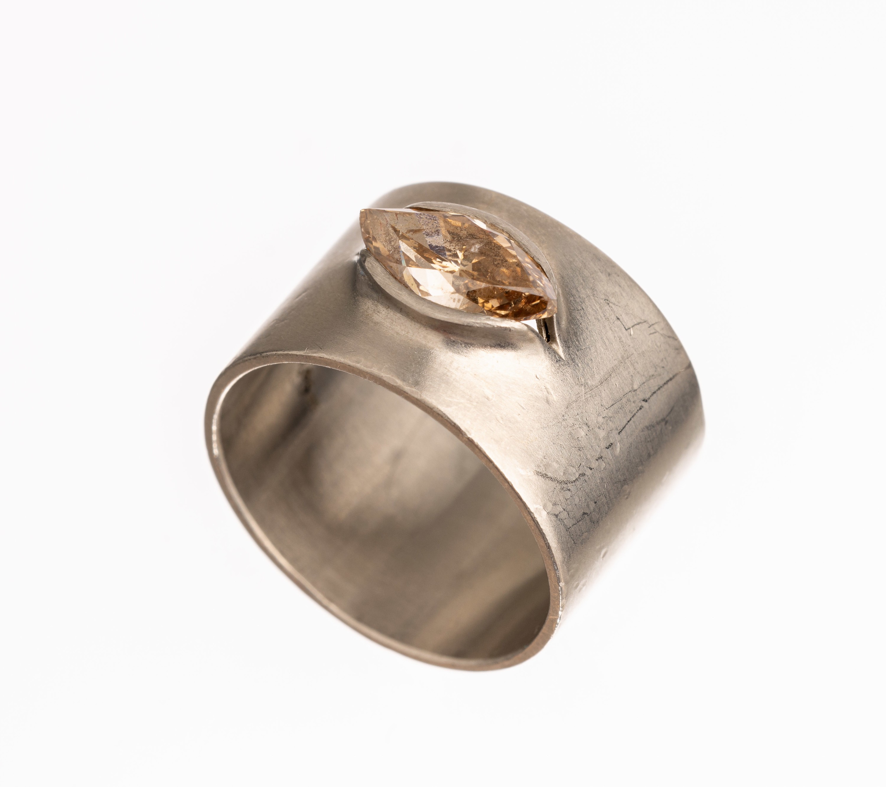 Platin Diamant Ring, Platin 950/000, Meistermarke Norbert Muerrle/Pforzheim sign., Diamantnavette ca. 1.64 ct grav. Braun/p, RW 58, ca. 16.7 g