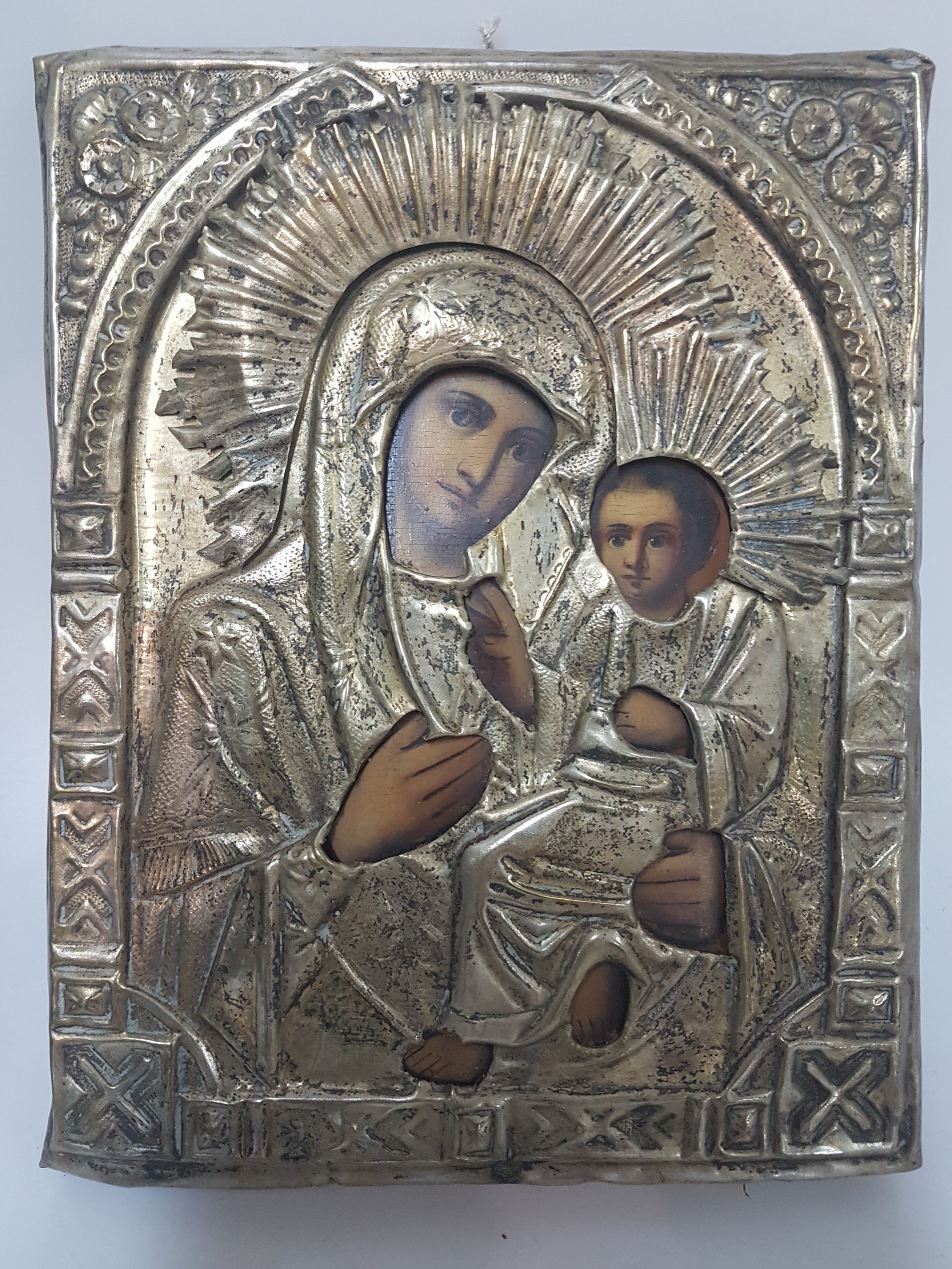 Detail a: Zwei Ikonen mit Metalloklad, Russland, 19./20.Jh., Tempera auf Holz, Messingoklad z.T. versilbert, Marienikone 23x17 cm, Deesis mit Aposteln und ...