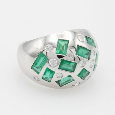 26791363a - Ring mit Smaragden und Diamanten