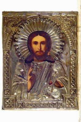 26791371c - Two icons with Metalloklad, Russia, 19th/20th century, tempera on wood, brass oklad partly silver-plated, Christ as Pantocrator 22x17 cm,Marian icon 31x21 cm, aged, slight trace of use