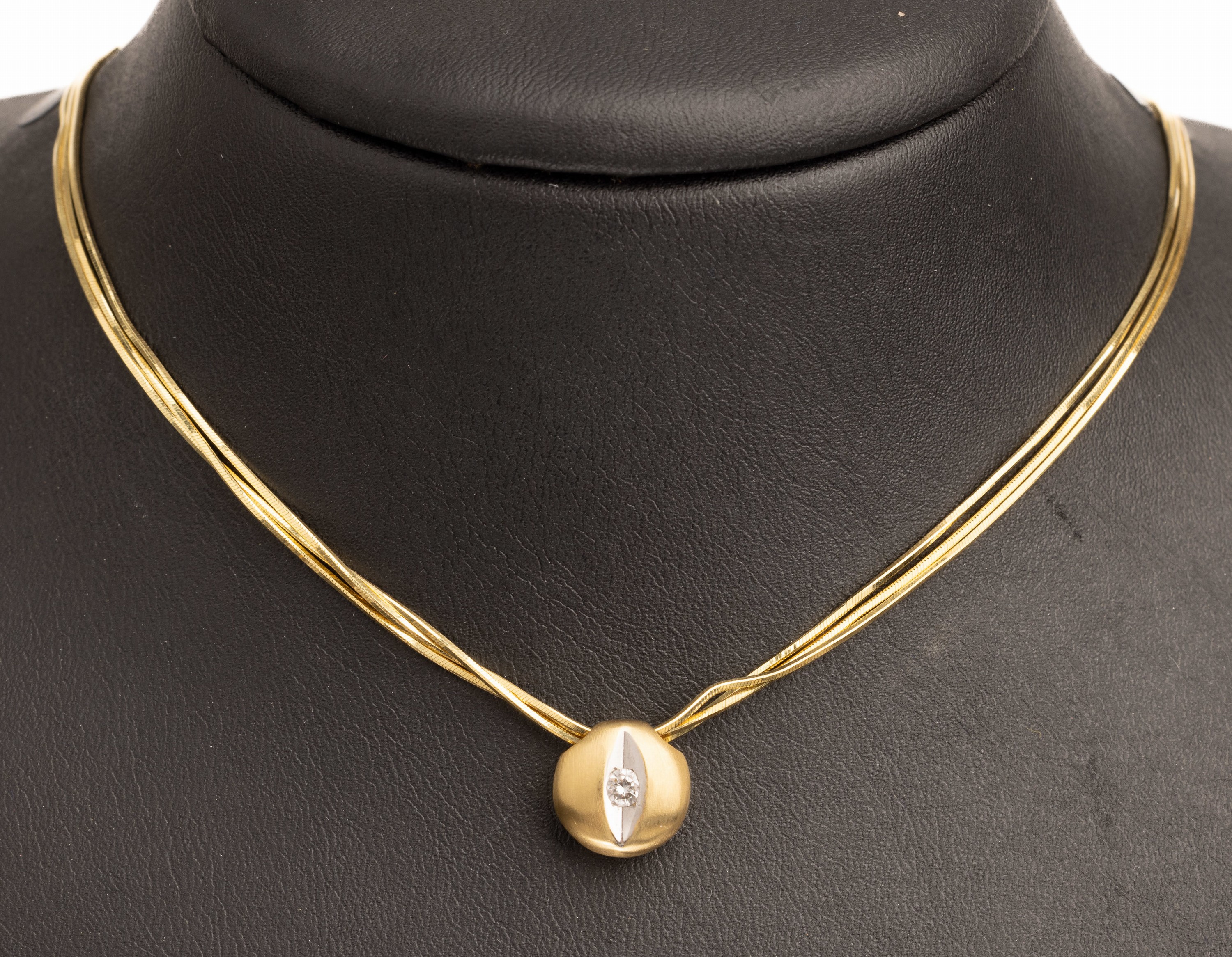 18 kt Gold Brillant Anhänger, GG/WG 750/ 000, fein sat., mittiger Brillant ca. 0.05 ct Weiß/si, an 3-rhg. Kette, L. ca. 41 cm, Karabinerschließe, ...