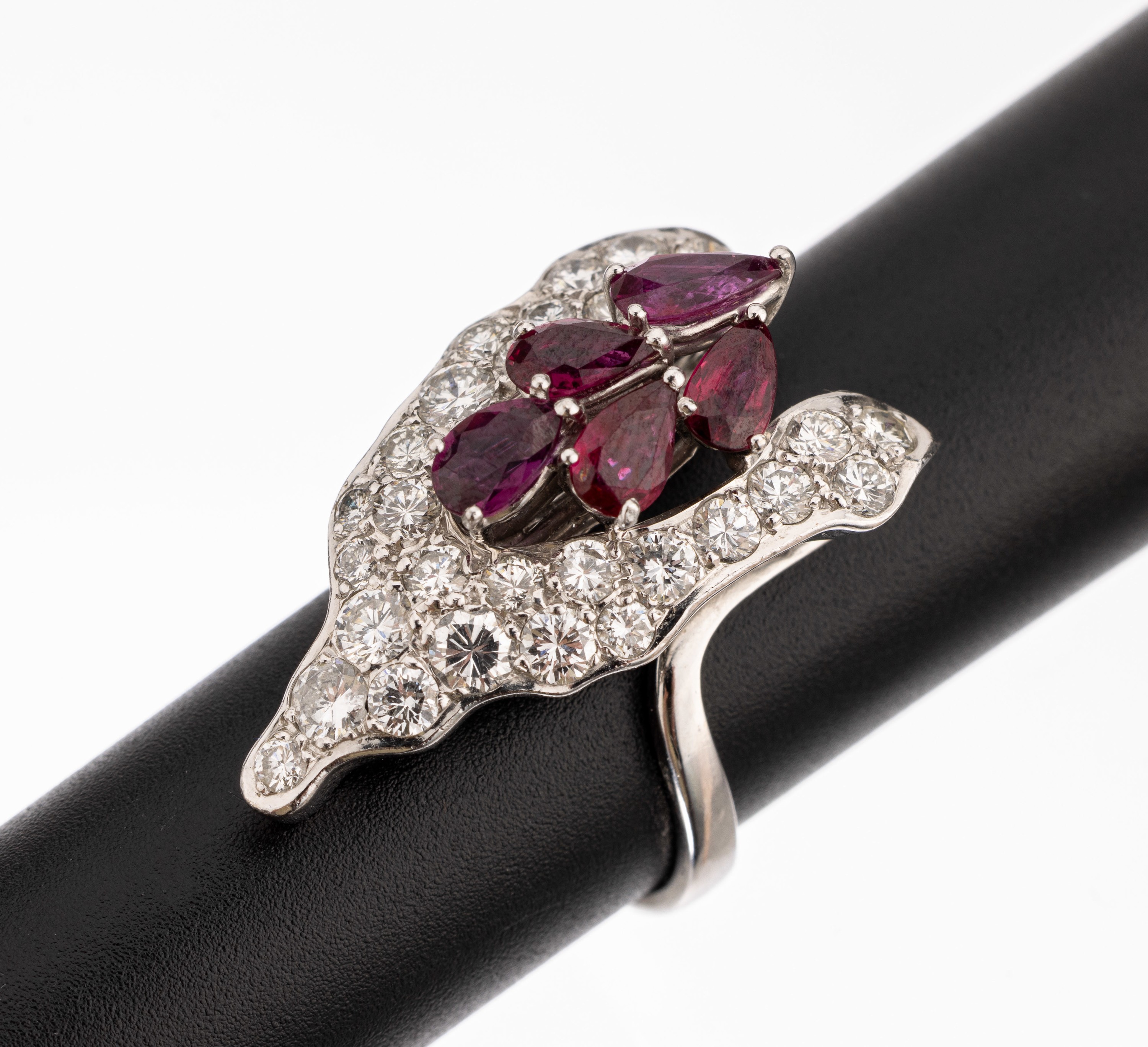 Ausgefallener 18 kt Gold Rubin-Brillant-Ring, WG 750/000, Ringkopf in Blütenform, 5 Rubinnavettes zus. ca. 2.80 ct von guter Farbe, 29 Brillanten ...