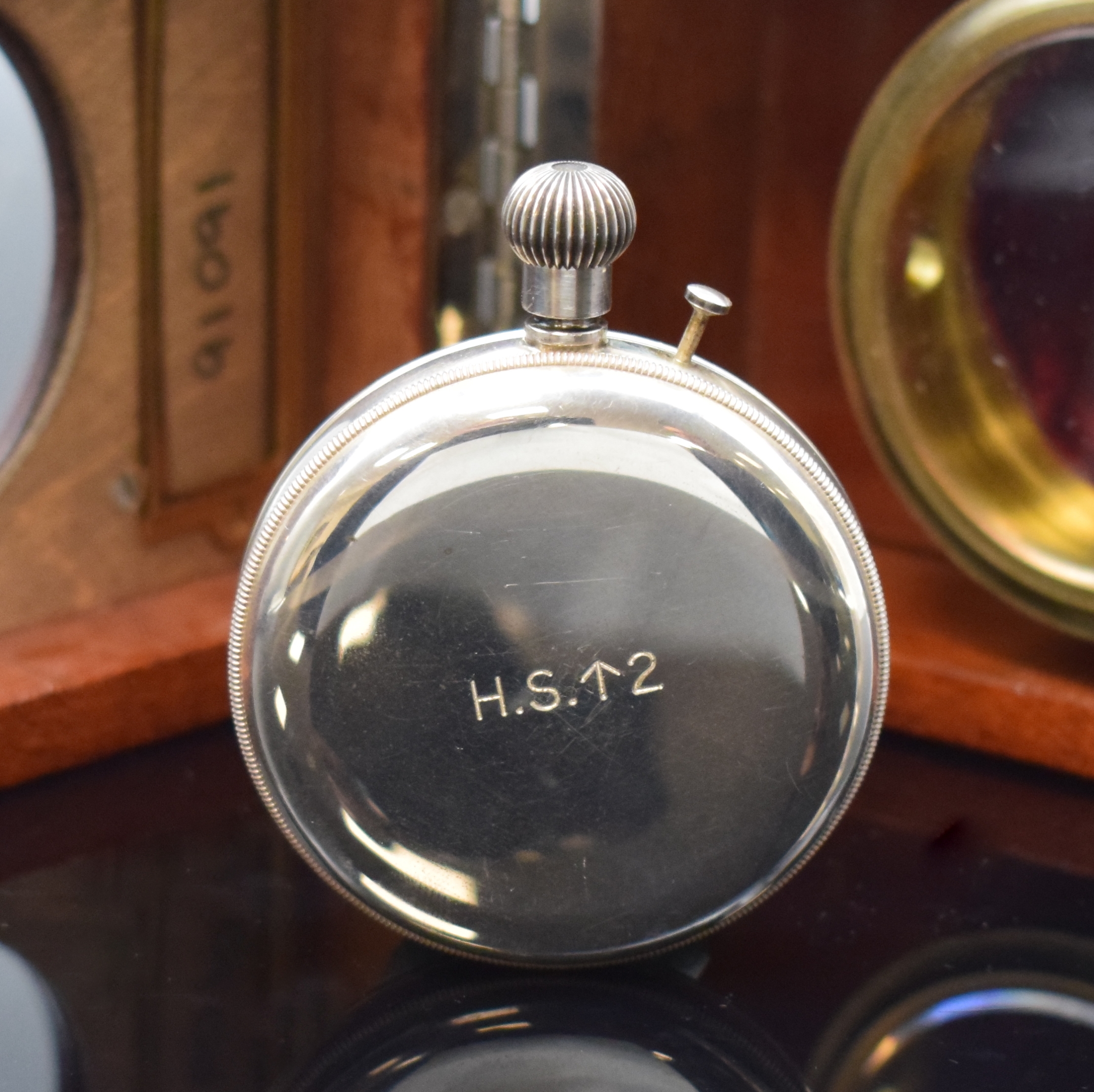 Detail b: ULYSSE NARDIN Beobachtungsuhr der britischen Marine in Silber, Schweiz um 1940, verschr. Sterlingsilbergeh., Boden m. Militärgravur, Lunette ohne ...
