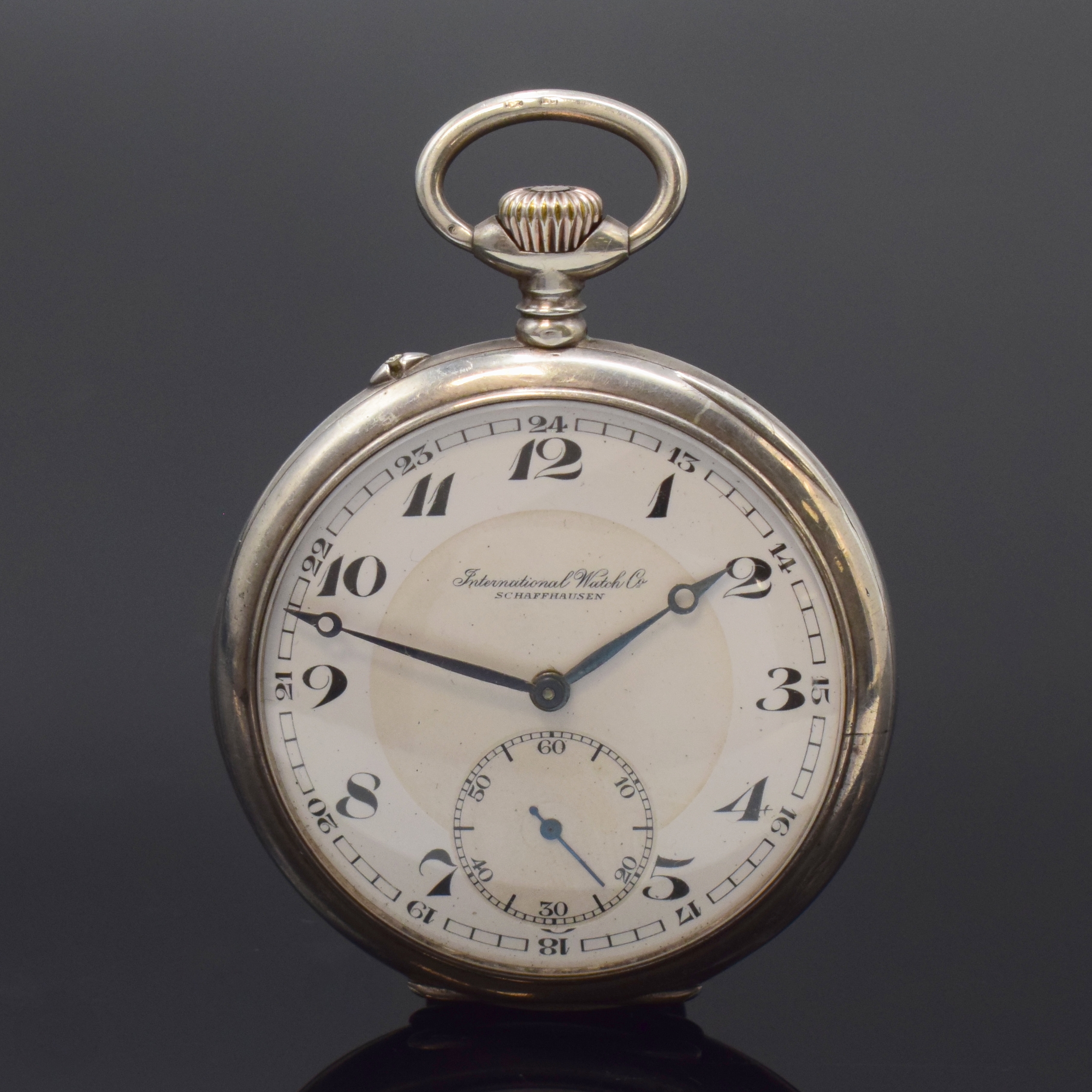 IWC offene Silbertaschenuhr Kaliber 65, Schweiz um 1920, Streifen-guill. Geh., sign. Cuvette, sign. Emailzifferbl. m. Breguet- Zahlen, kl. Sek. b. 6, ...
