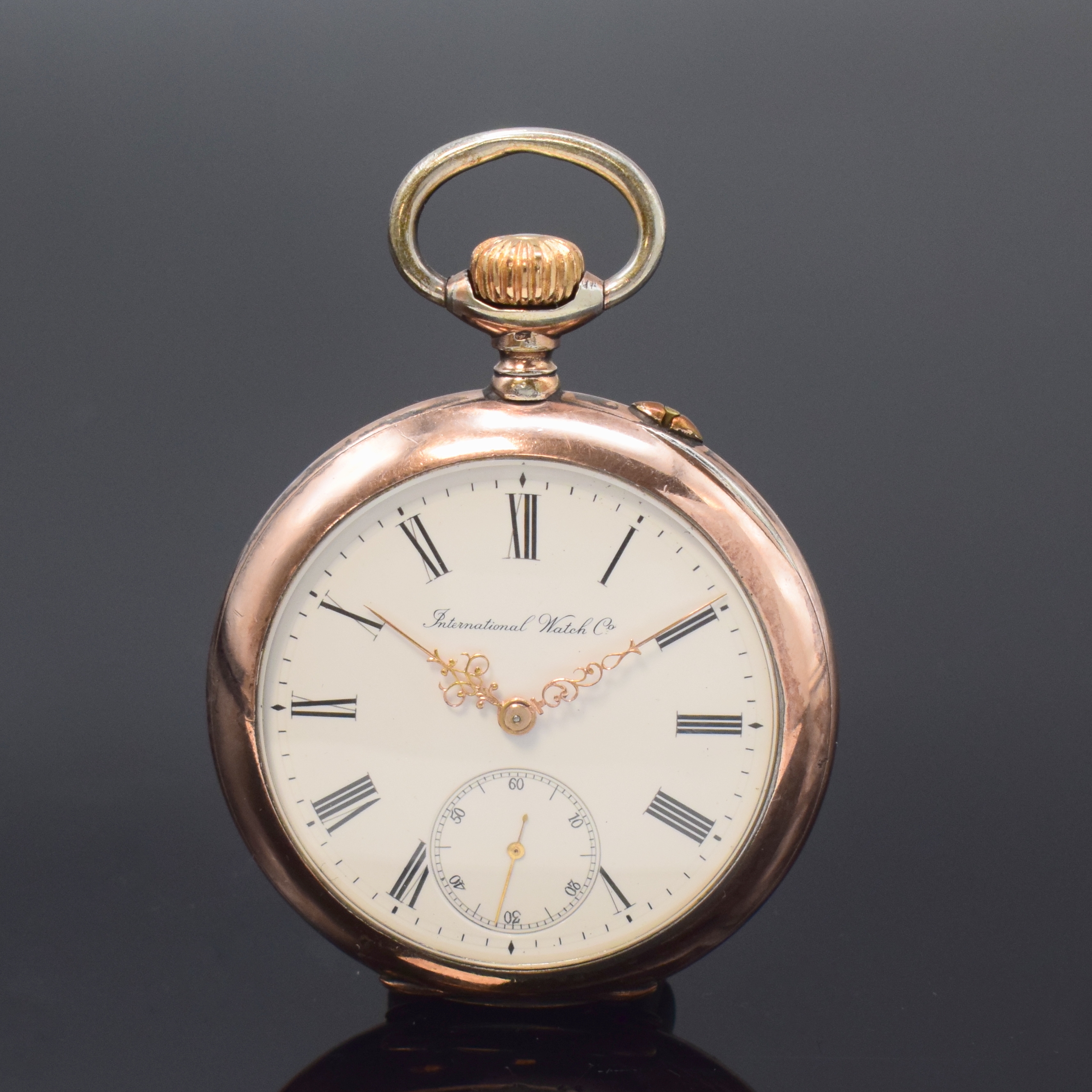 IWC offene Silbertaschenuhr Kaliber 52, Schweiz um 1903, guill. Geh. m. verg. Rändern, sign. Emailzifferbl. m. feinen röm. Zahlen, kl. Sek. b. 6, ...