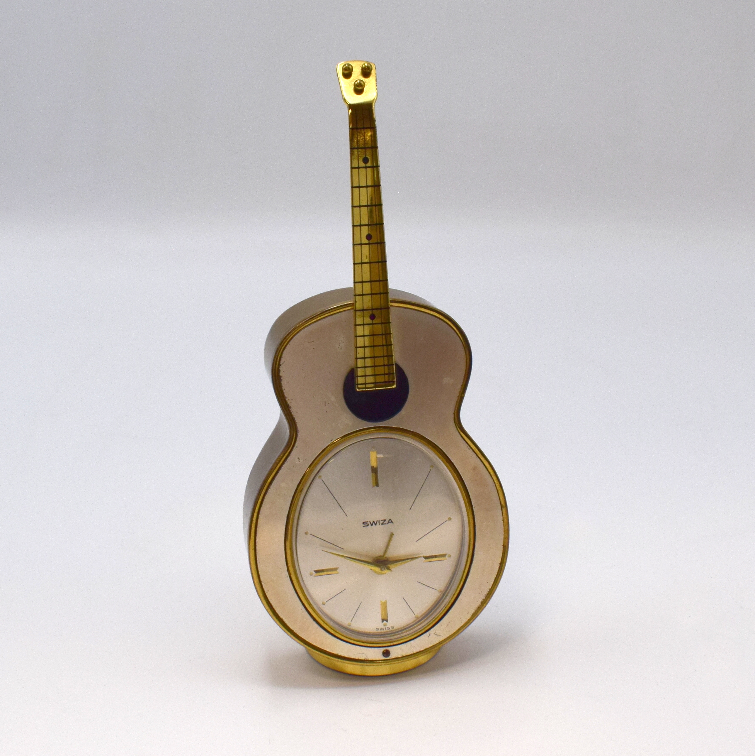 Detail a: SWIZA / PETER Konvolut von 2 Musik-Weckern, Schweiz / Deutschland um 1950, 1) SWIZA, lack. Messinggeh. in Gitarren-Form, silb. ovales Zifferbl., H. ...