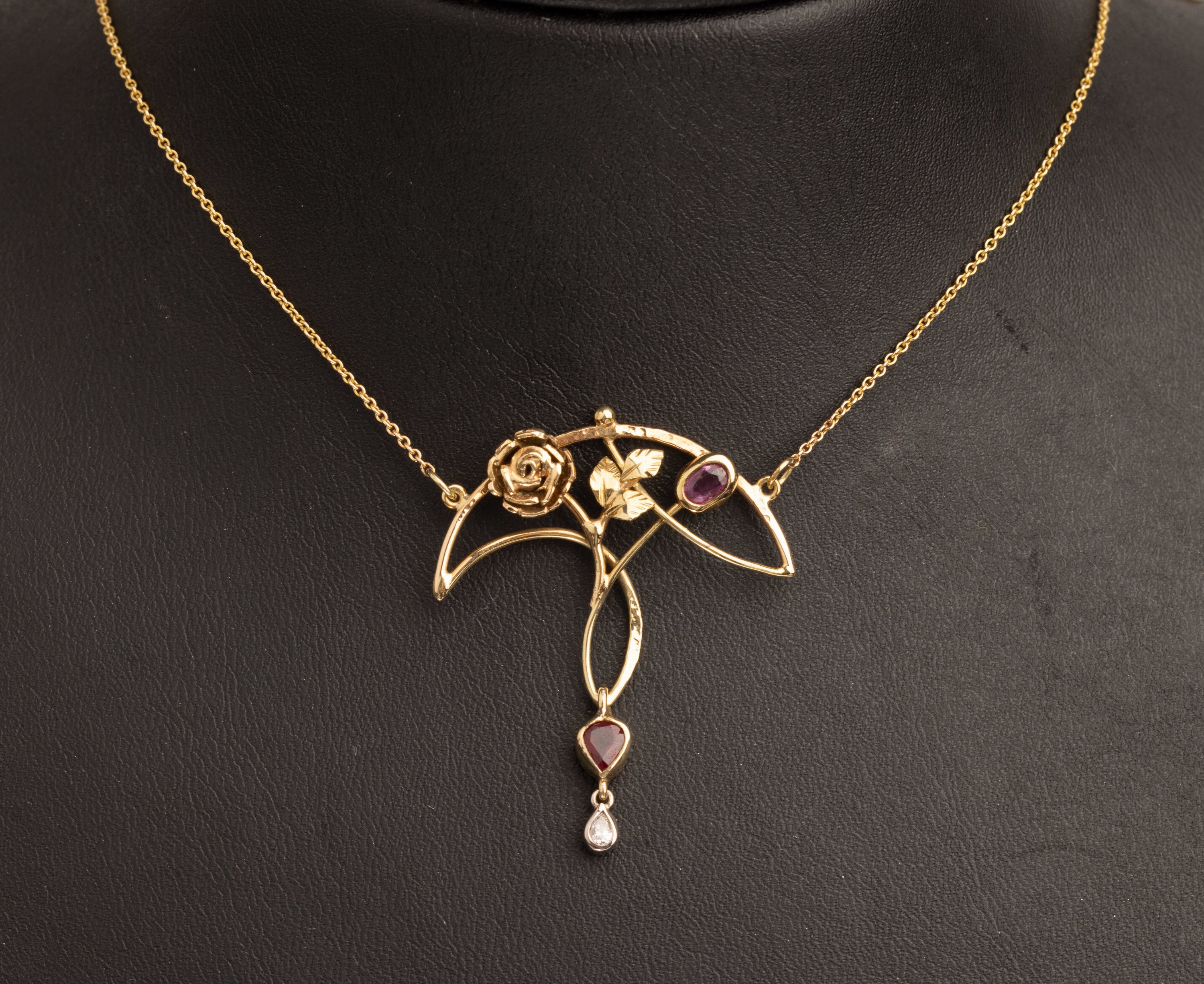 14 kt Gold Rubin-Diamant-Collier, GG 585/ 000, in der Art des Jugendstils, florale Gestaltung, Abhängung bewegl., besetzt mit 2 facett. Rubinen und ...