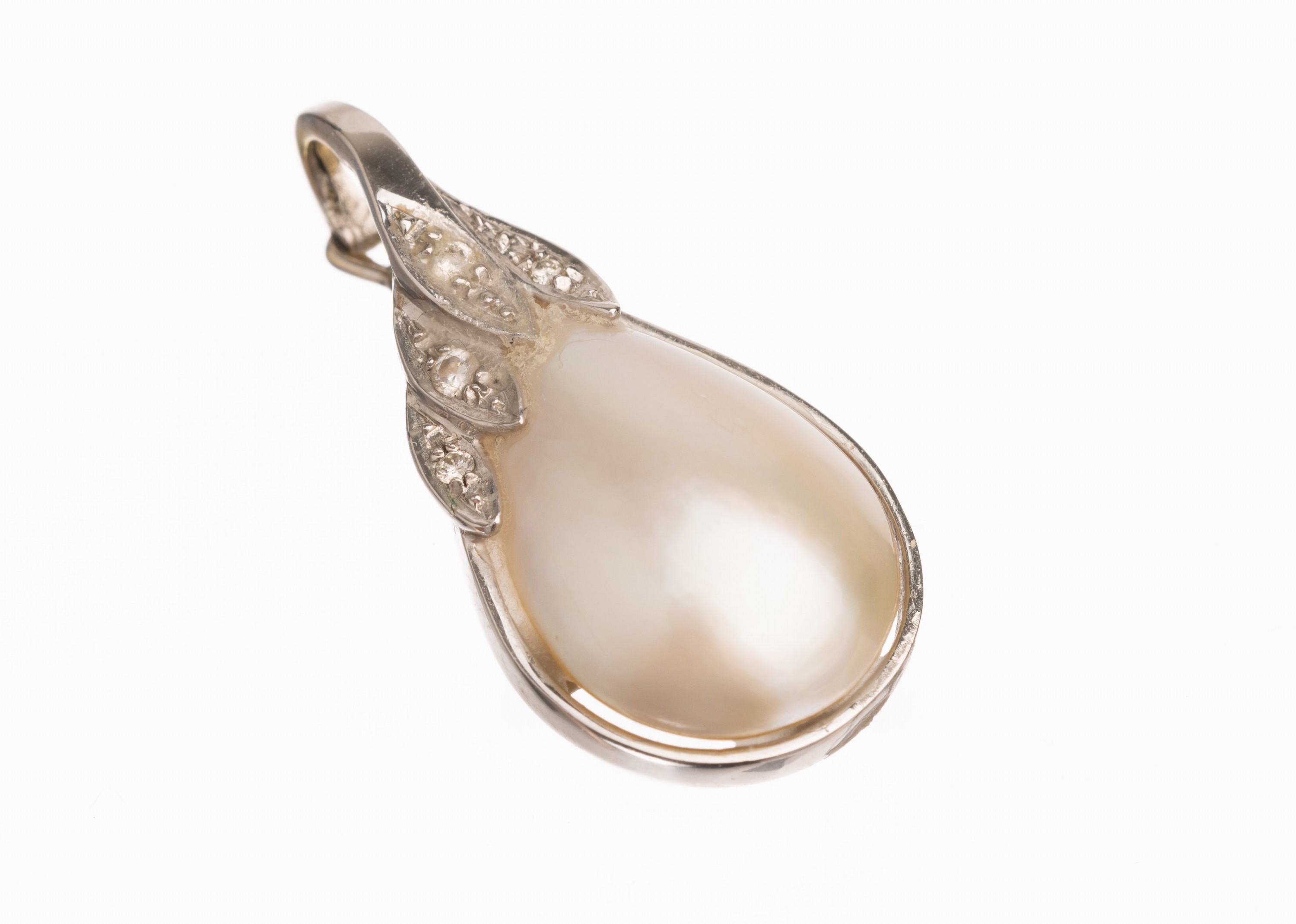14 kt Gold Mabeperl-Diamant-Clipanhänger, WG 585/000, tropfenförmige Mabeperle, Klebespuren, 4 kl. Diamanten, L. ca. 3 cm, ca.4.7 g