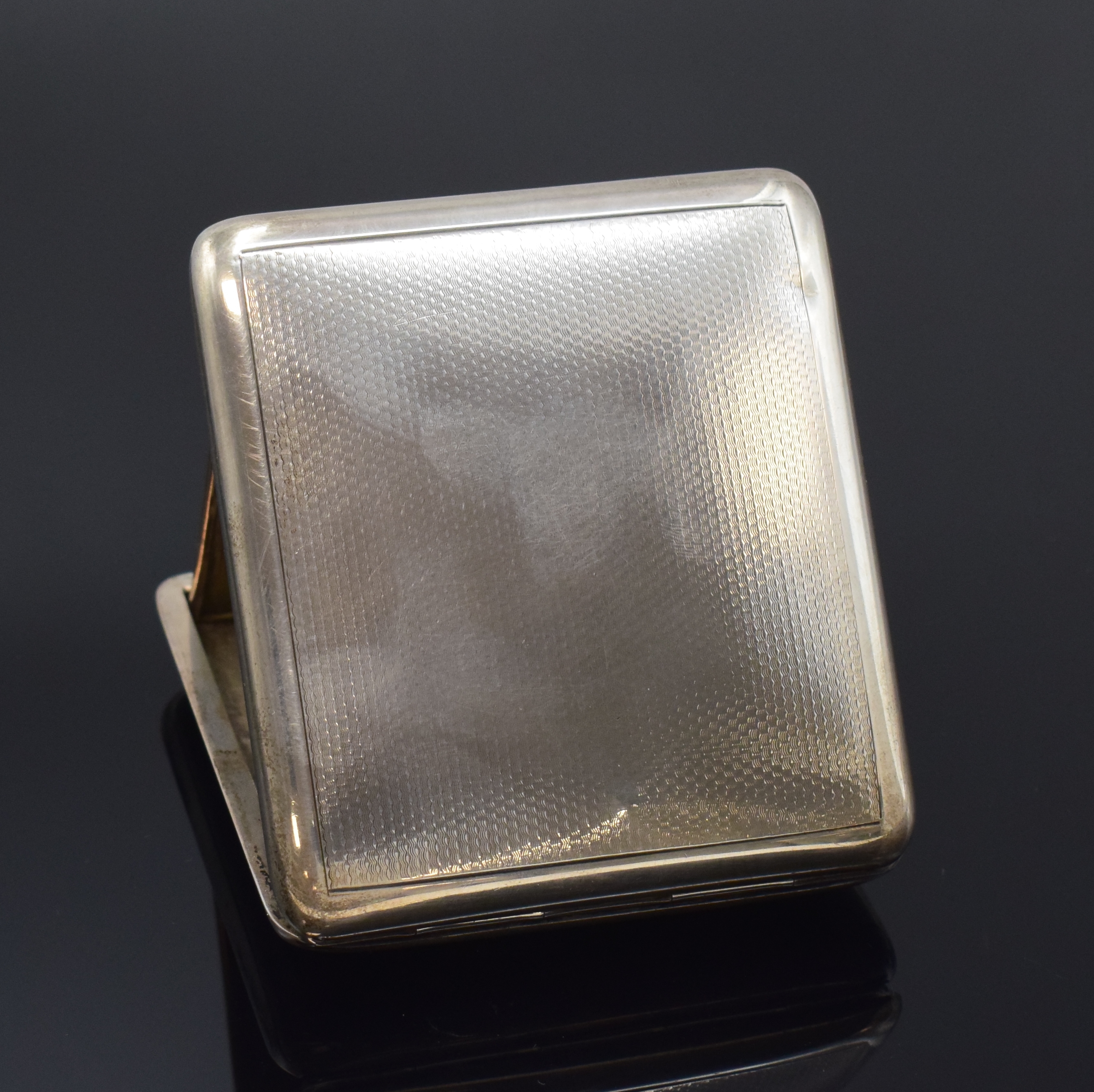 Detail c: DOXA Reiseuhr im Sterlingsilber-Gehäuse, London lt. Hallmark 1921, Handaufzug, aufklappbares Geh. dell., Scharnierboden, Emailzifferbl. m. arab. ...