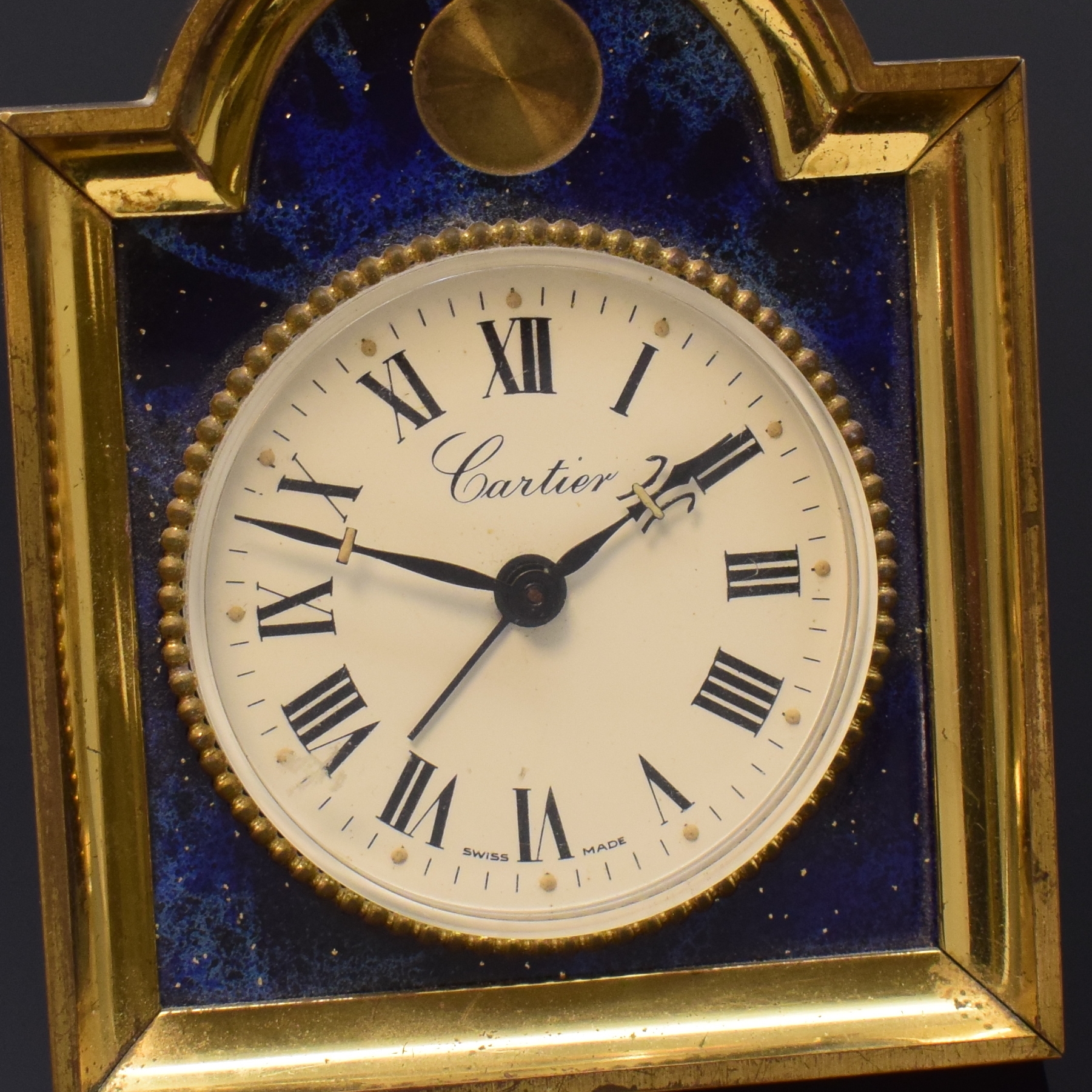 Detail a: CARTIER Tischwecker, Schweiz um 1970, Handaufzug, verg. Geh., teils lackiert, weisses Zifferbl. m. röm. Zahlen, geschw. Zeiger, Switza Kaliber, M. ...