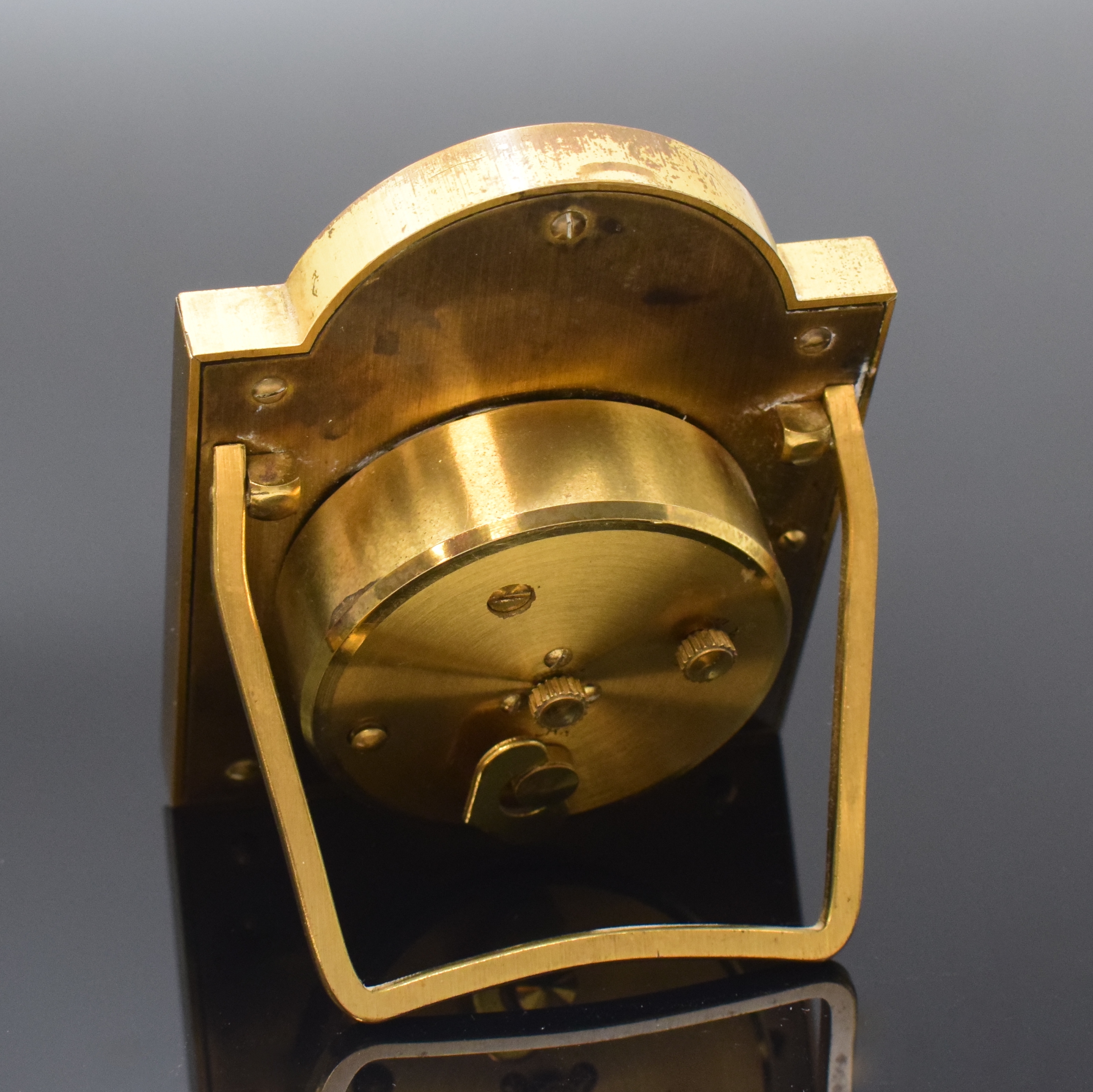 Detail c: CARTIER Tischwecker, Schweiz um 1970, Handaufzug, verg. Geh., teils lackiert, weisses Zifferbl. m. röm. Zahlen, geschw. Zeiger, Switza Kaliber, M. ...