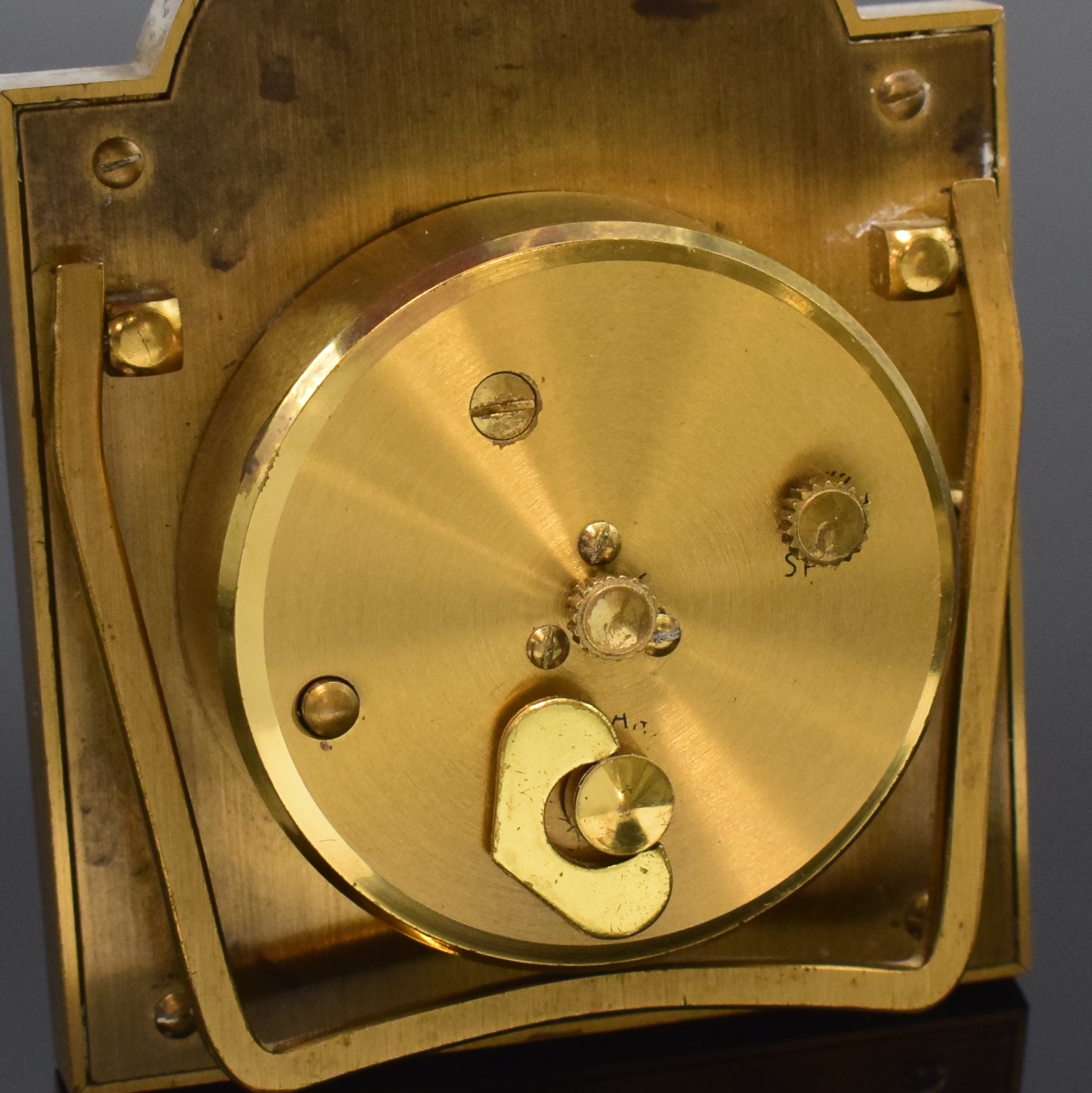 Detail d: CARTIER Tischwecker, Schweiz um 1970, Handaufzug, verg. Geh., teils lackiert, weisses Zifferbl. m. röm. Zahlen, geschw. Zeiger, Switza Kaliber, M. ...