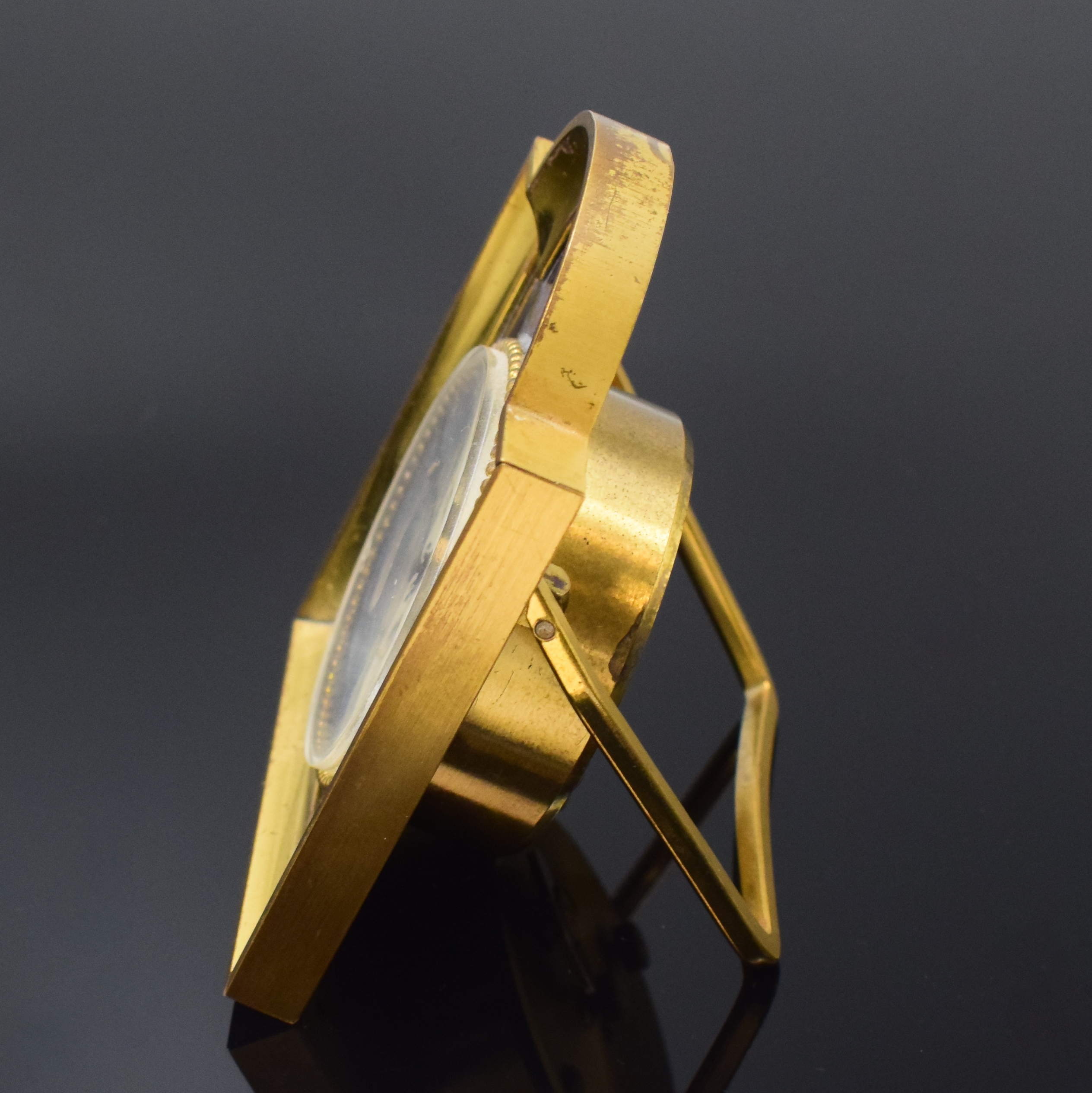 Detail e: CARTIER Tischwecker, Schweiz um 1970, Handaufzug, verg. Geh., teils lackiert, weisses Zifferbl. m. röm. Zahlen, geschw. Zeiger, Switza Kaliber, M. ...