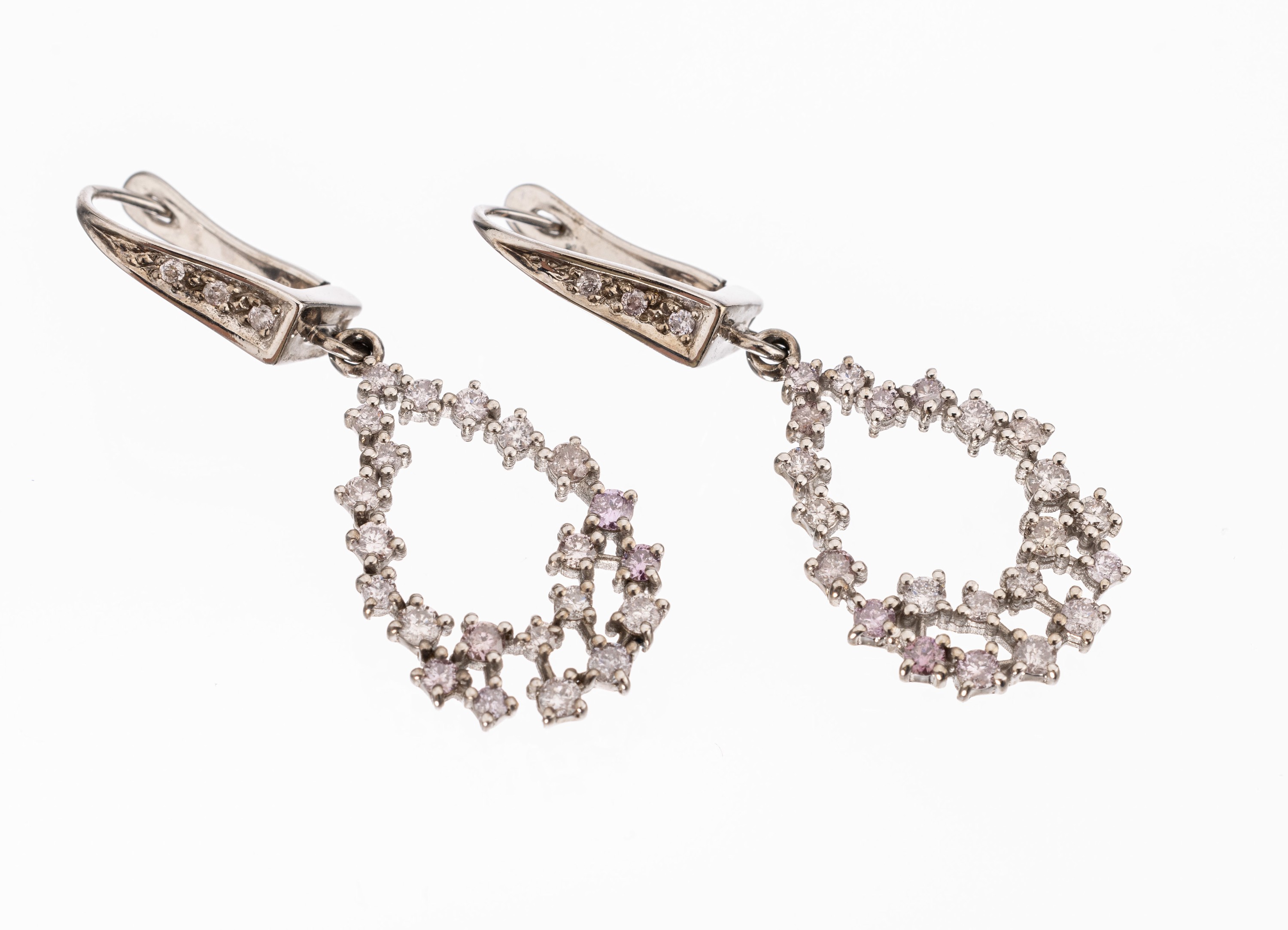 Paar 14 kt Gold Brillant-Ohrstecker, WG 585/000, bes. mit 50 Brillanten zus. ca. 1.06 ct Light pink-Fancy Pink/vs-si, mit GCI Expertise, L. ca. 3.5 ...