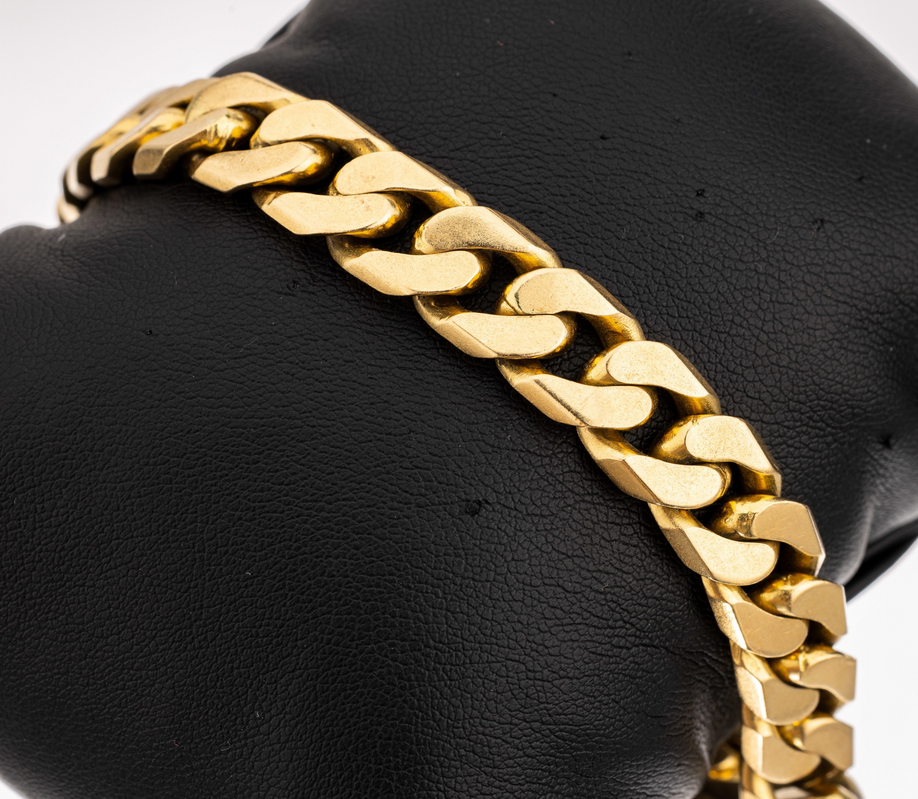 18 kt Gold Panzerarmband, GG 750/000, massive Verarbeitung, matt., L. ca. 21.5 cm, Kastenschloss mit 2 Sicherheitsachten, (Schloss mit pers. ...