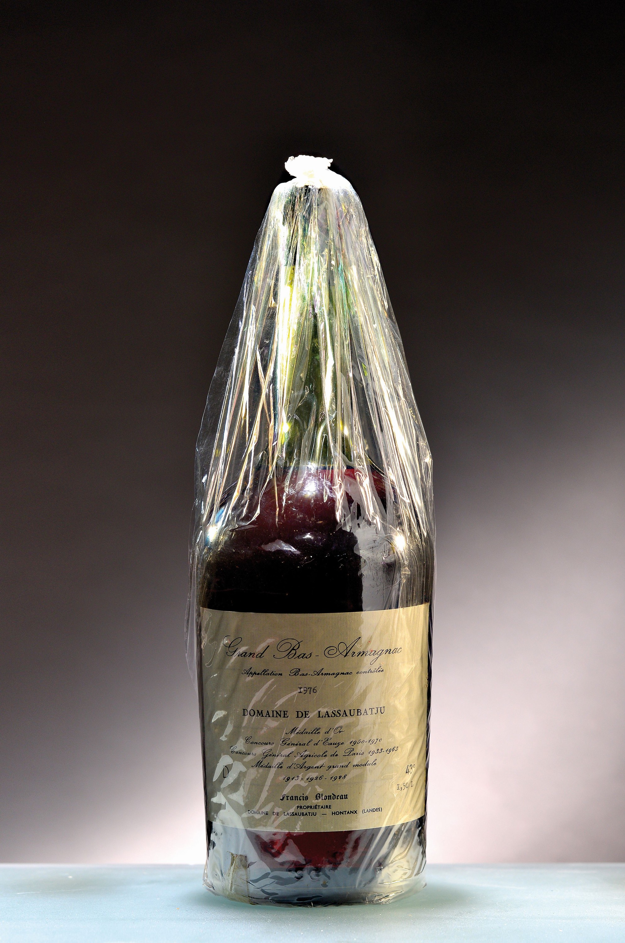 1 Flasche 1976 Domaine de Lassaubatju Millesime Grand Bas Armagnac, Frankreich, 1 .5 L, ca. 43% Vol., in orig. Karton