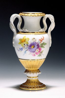 Image 26791518 - Snake-handled vase, Meissen, knob period, before 1924, porcelain, floral bouquet painting, gold decoration, traces of age, h. 27.5 cm, 1st choice