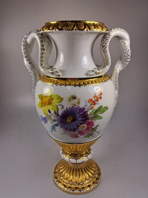 26791518a - Snake-handled vase, Meissen, knob period, before 1924, porcelain, floral bouquet painting, gold decoration, traces of age, h. 27.5 cm, 1st choice