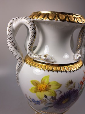 26791518c - Snake-handled vase, Meissen, knob period, before 1924, porcelain, floral bouquet painting, gold decoration, traces of age, h. 27.5 cm, 1st choice