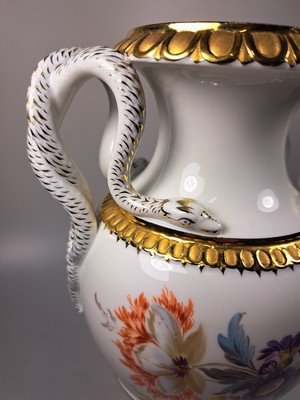 26791518e - Snake-handled vase, Meissen, knob period, before 1924, porcelain, floral bouquet painting, gold decoration, traces of age, h. 27.5 cm, 1st choice