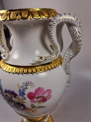 26791518f - Snake-handled vase, Meissen, knob period, before 1924, porcelain, floral bouquet painting, gold decoration, traces of age, h. 27.5 cm, 1st choice