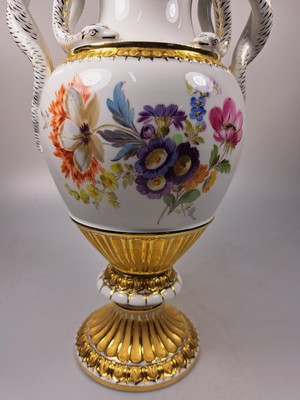 26791518g - Snake-handled vase, Meissen, knob period, before 1924, porcelain, floral bouquet painting, gold decoration, traces of age, h. 27.5 cm, 1st choice