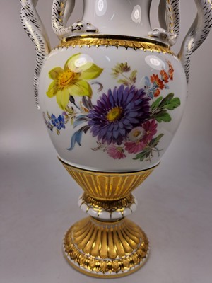 26791518h - Snake-handled vase, Meissen, knob period, before 1924, porcelain, floral bouquet painting, gold decoration, traces of age, h. 27.5 cm, 1st choice