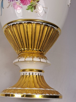 26791518k - Snake-handled vase, Meissen, knob period, before 1924, porcelain, floral bouquet painting, gold decoration, traces of age, h. 27.5 cm, 1st choice