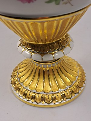 26791518l - Snake-handled vase, Meissen, knob period, before 1924, porcelain, floral bouquet painting, gold decoration, traces of age, h. 27.5 cm, 1st choice