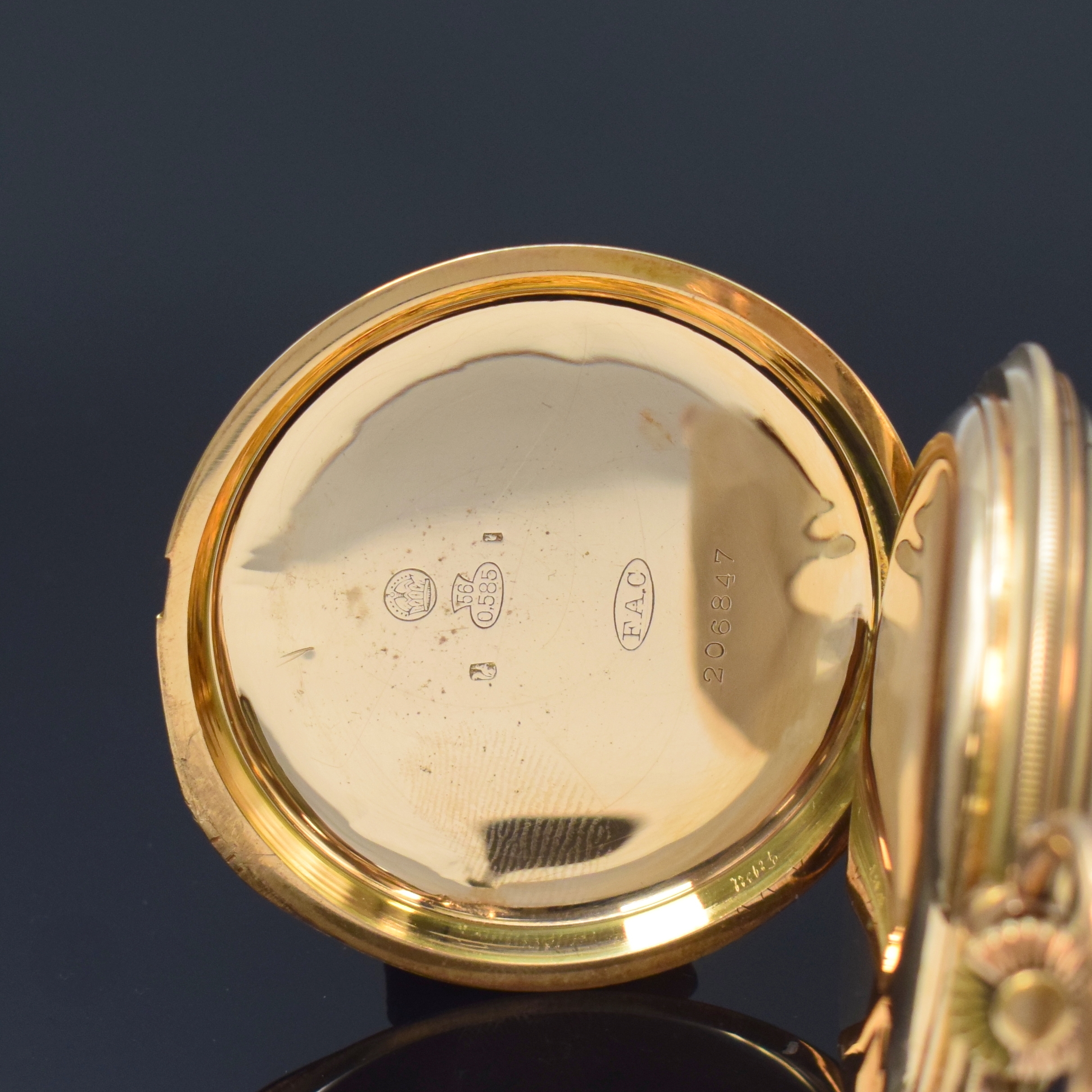 Detail d: AUREOLE Savonette in RoseG 585/000, Schweiz um 1910, strahlen-guill. 3-Deckel Goldgeh., Sprungdeckel m. Schmuckmonogramm AW, Emailzifferbl. m. arab. ...