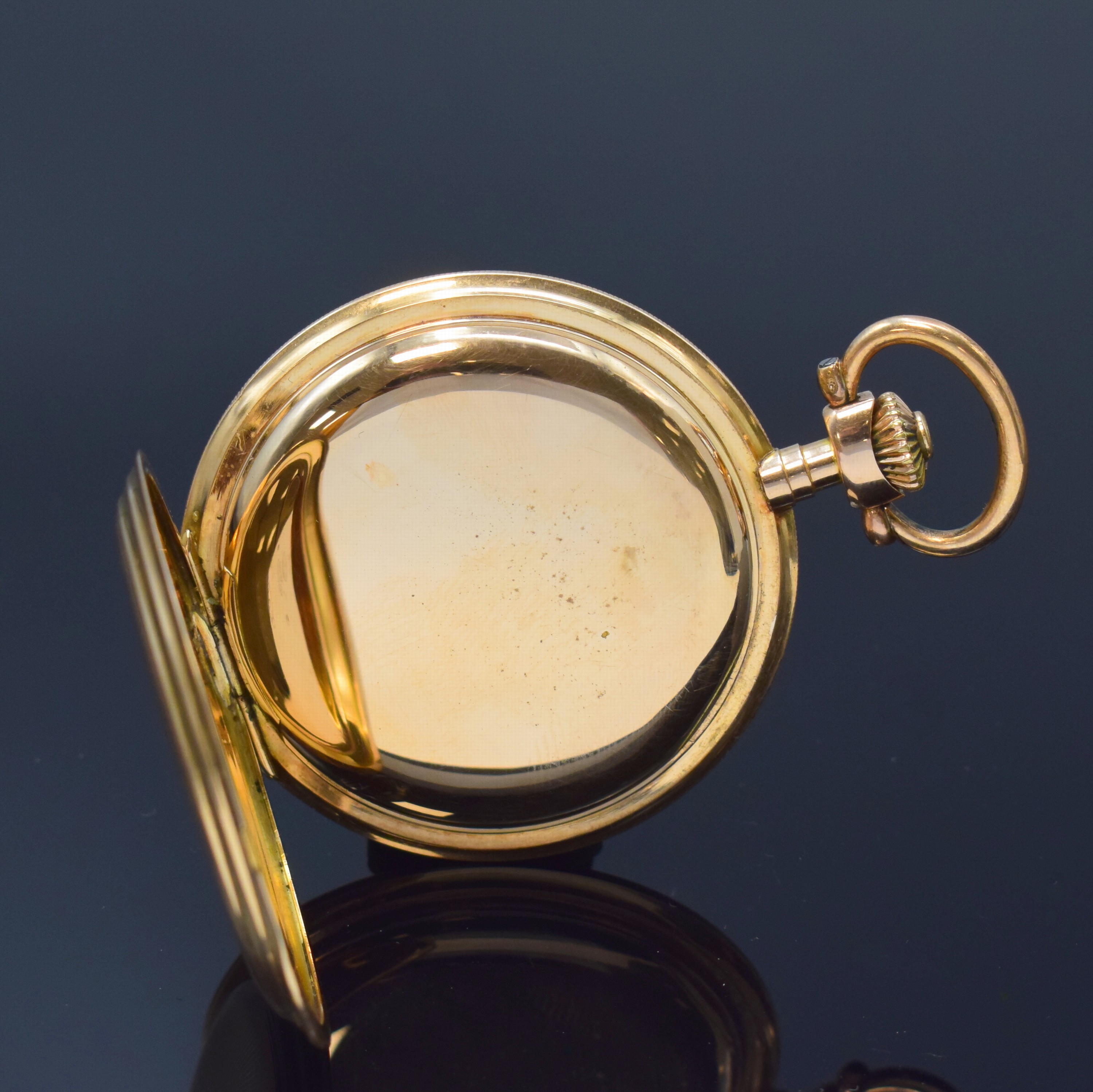 Detail e: AUREOLE Savonette in RoseG 585/000, Schweiz um 1910, strahlen-guill. 3-Deckel Goldgeh., Sprungdeckel m. Schmuckmonogramm AW, Emailzifferbl. m. arab. ...